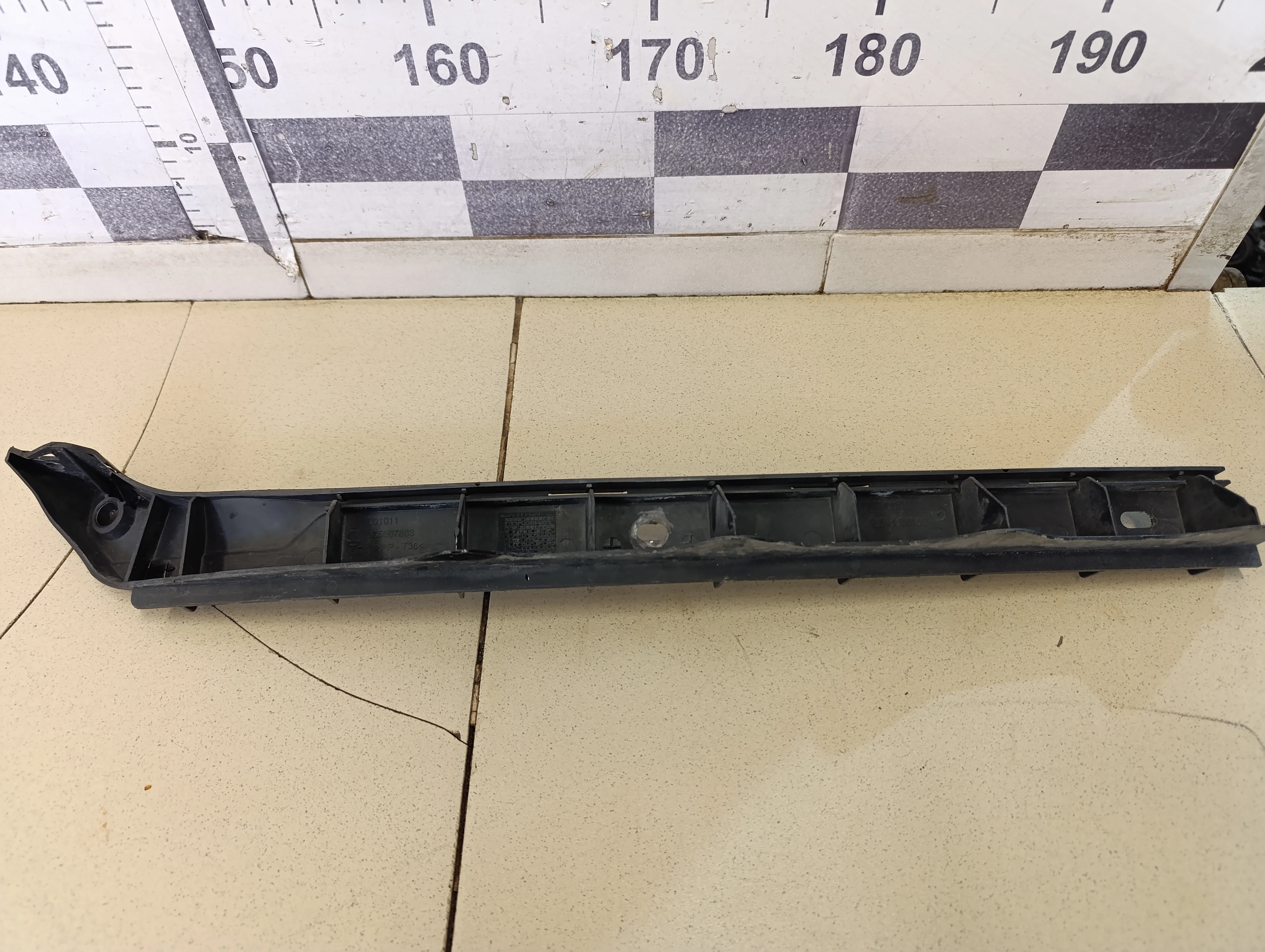 Направляющая заднего бампера левая Octavia (A5 1Z-) 2004-2013