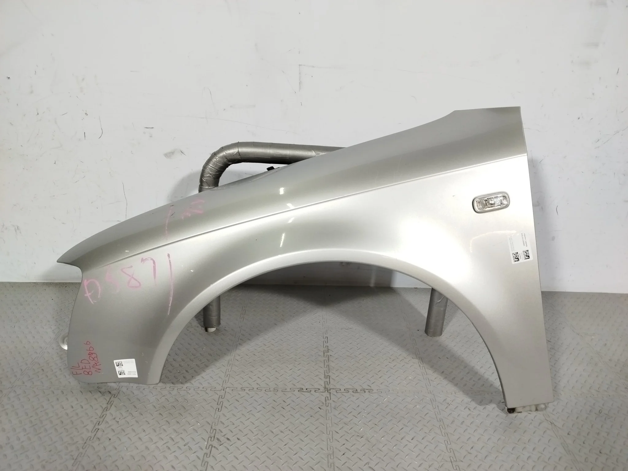 КРЫЛО AUDI 8E0821105F ПЕРЕД ЛЕВО серебро NA8966