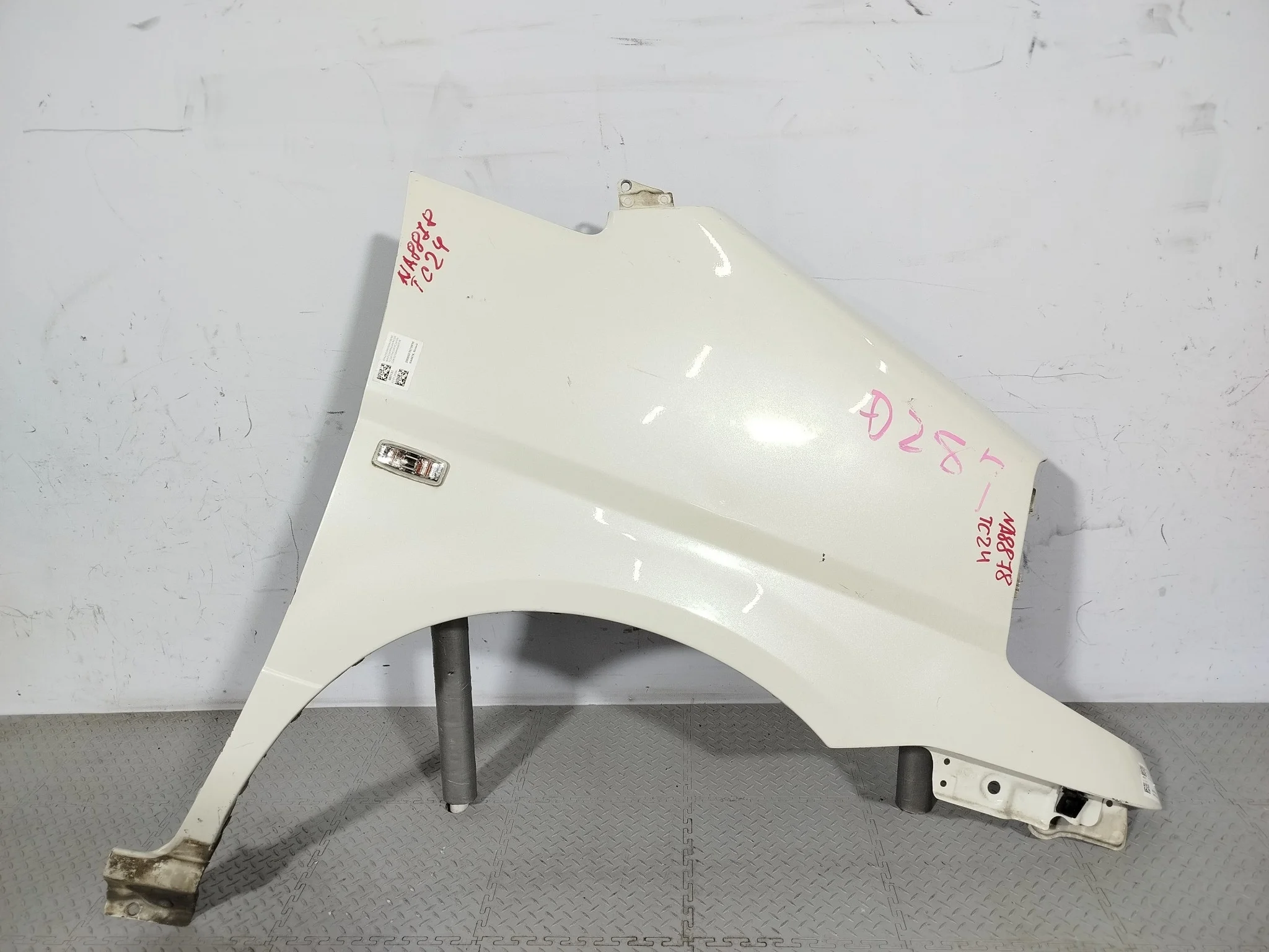 КРЫЛО NISSAN 631004N050 ПЕРЕД ПРАВО белый, QX1 NA8878