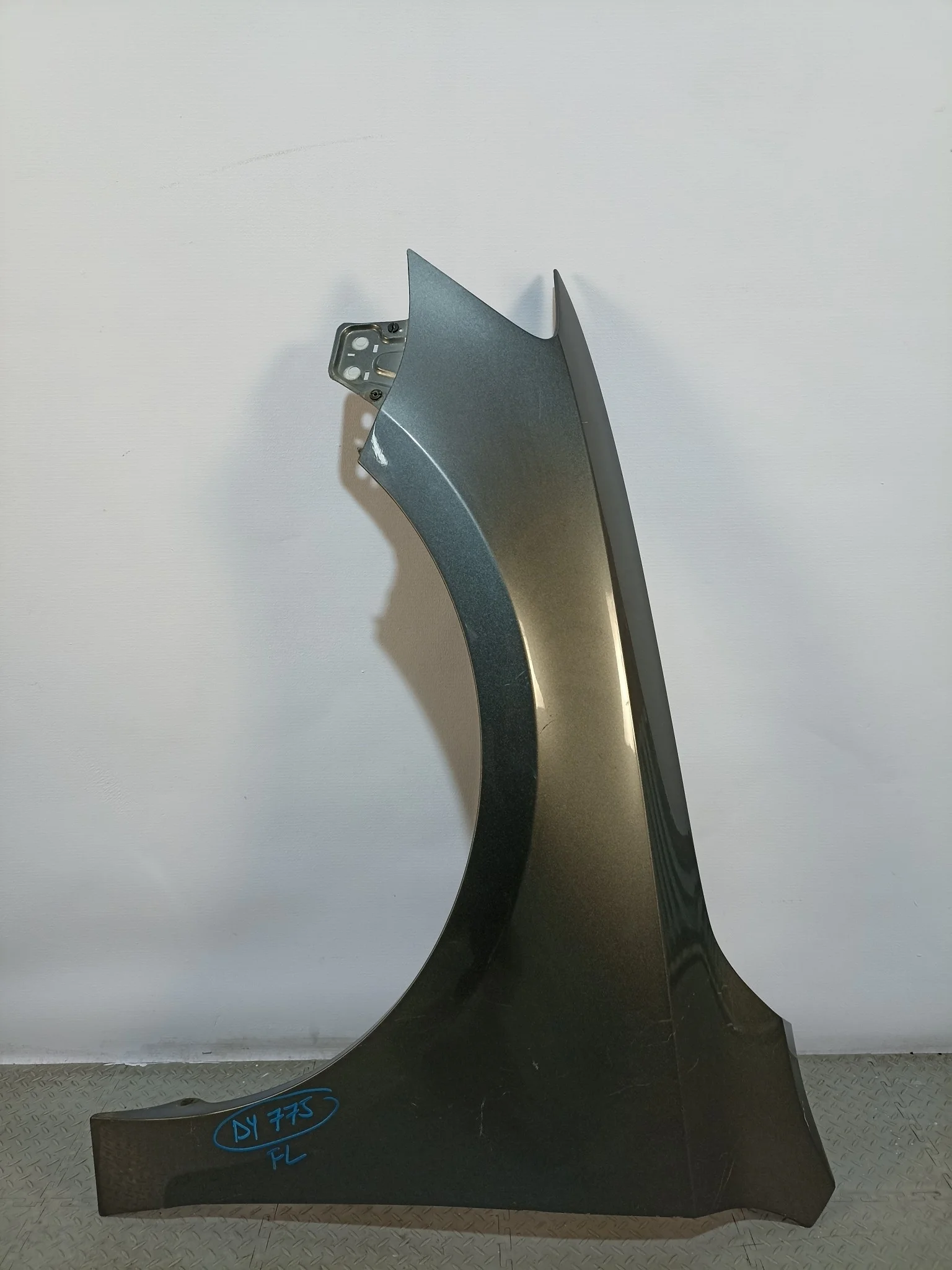 КРЫЛО VOLKSWAGEN JETTA 5C6821105 серый DY775