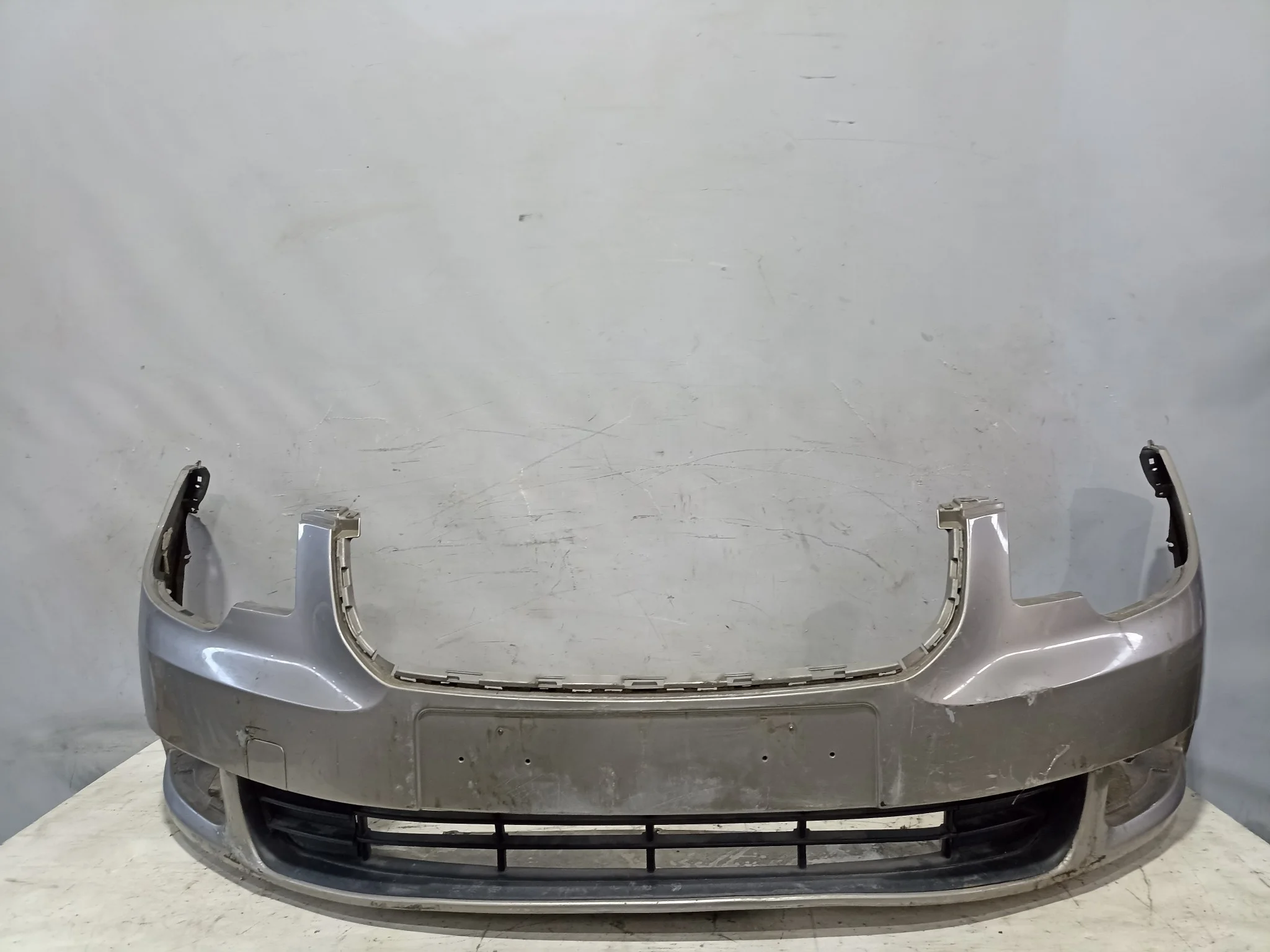 БАМПЕР SKODA 3T0807221G ПЕРЕД серебро DY308Z