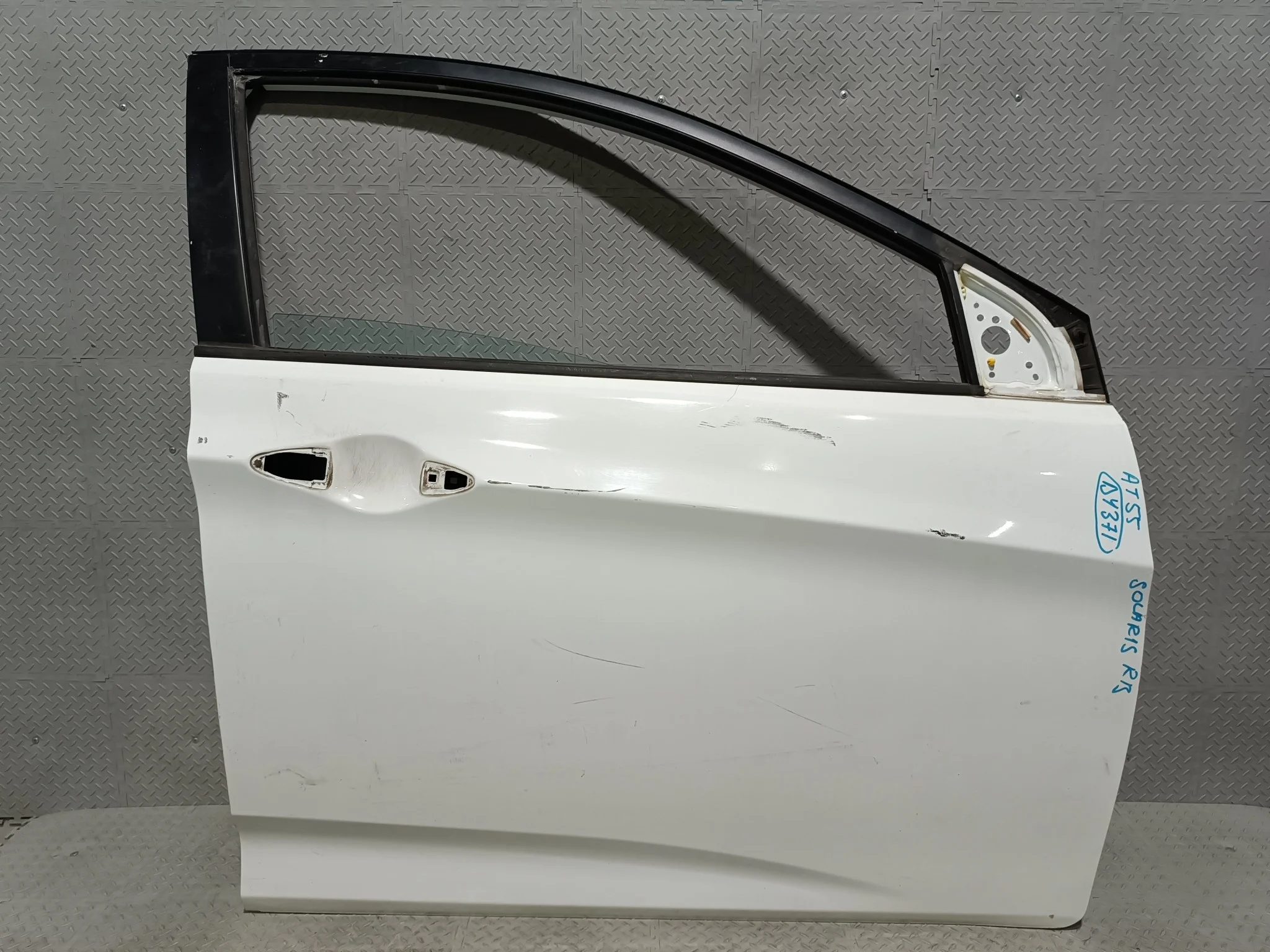 ДВЕРЬ HYUNDAI ACCENT SOLARIS 760044L000 ПЕРЕДНЯЯ ПРАВАЯ белый DY371