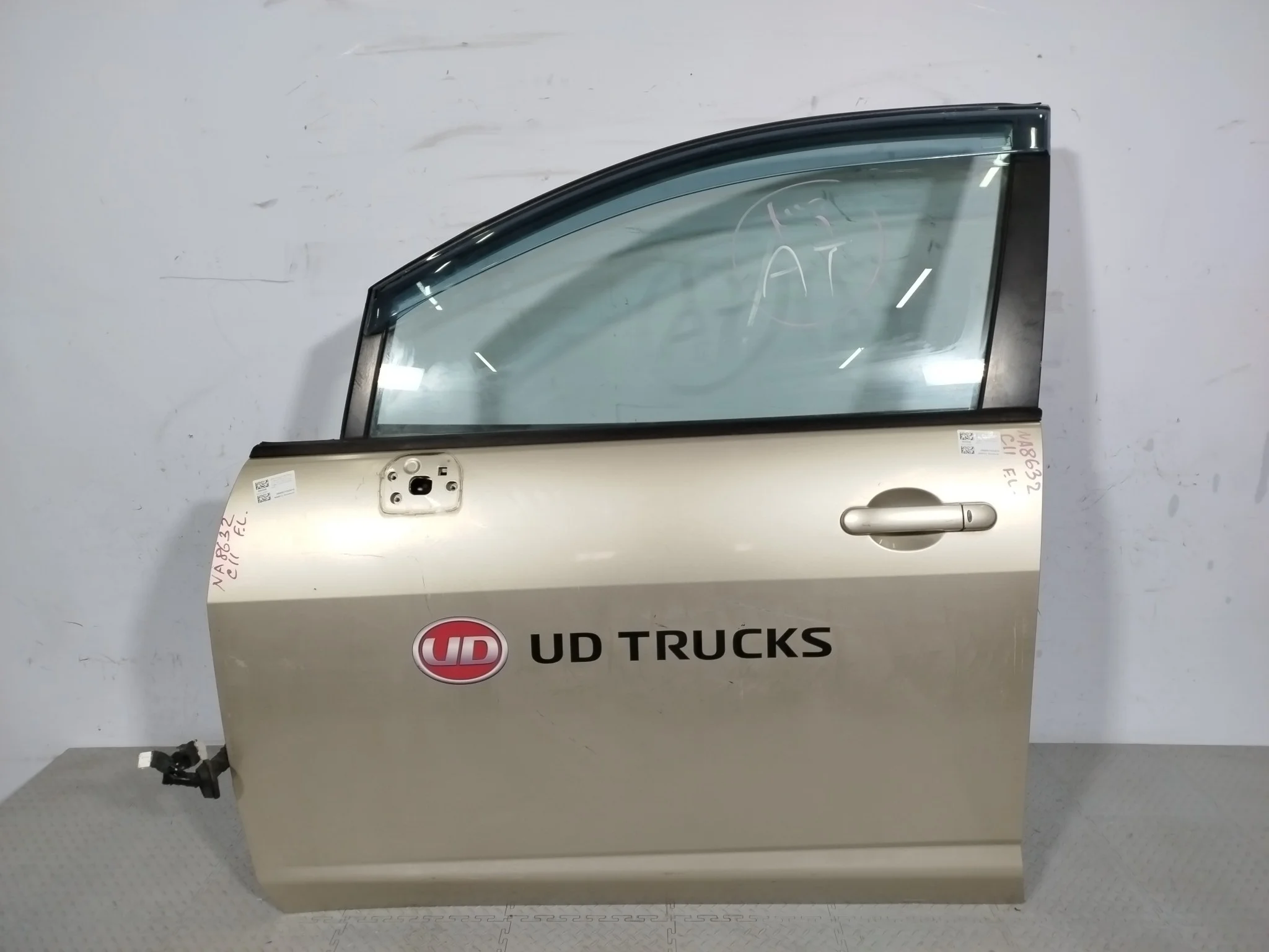 ДВЕРЬ NISSAN TIIDA TIIDA LATIO H0101ED0MM бежевый, C42 NA8632