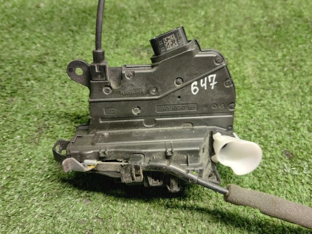 Замок двери передний левый Renault Arkana