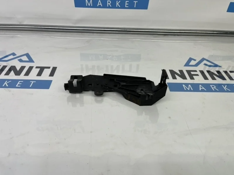 Кронштейн направляющая фары правый INFINITI G37