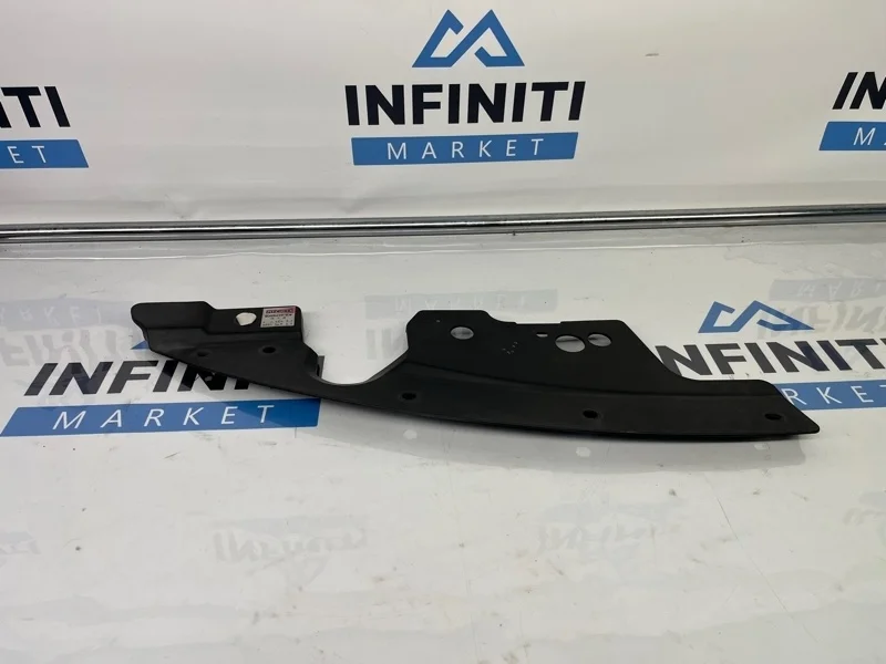 Накладка передней панели (кожух замка капота