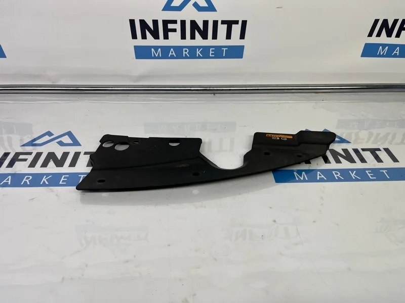 Накладка передней панели (кожух замка капота