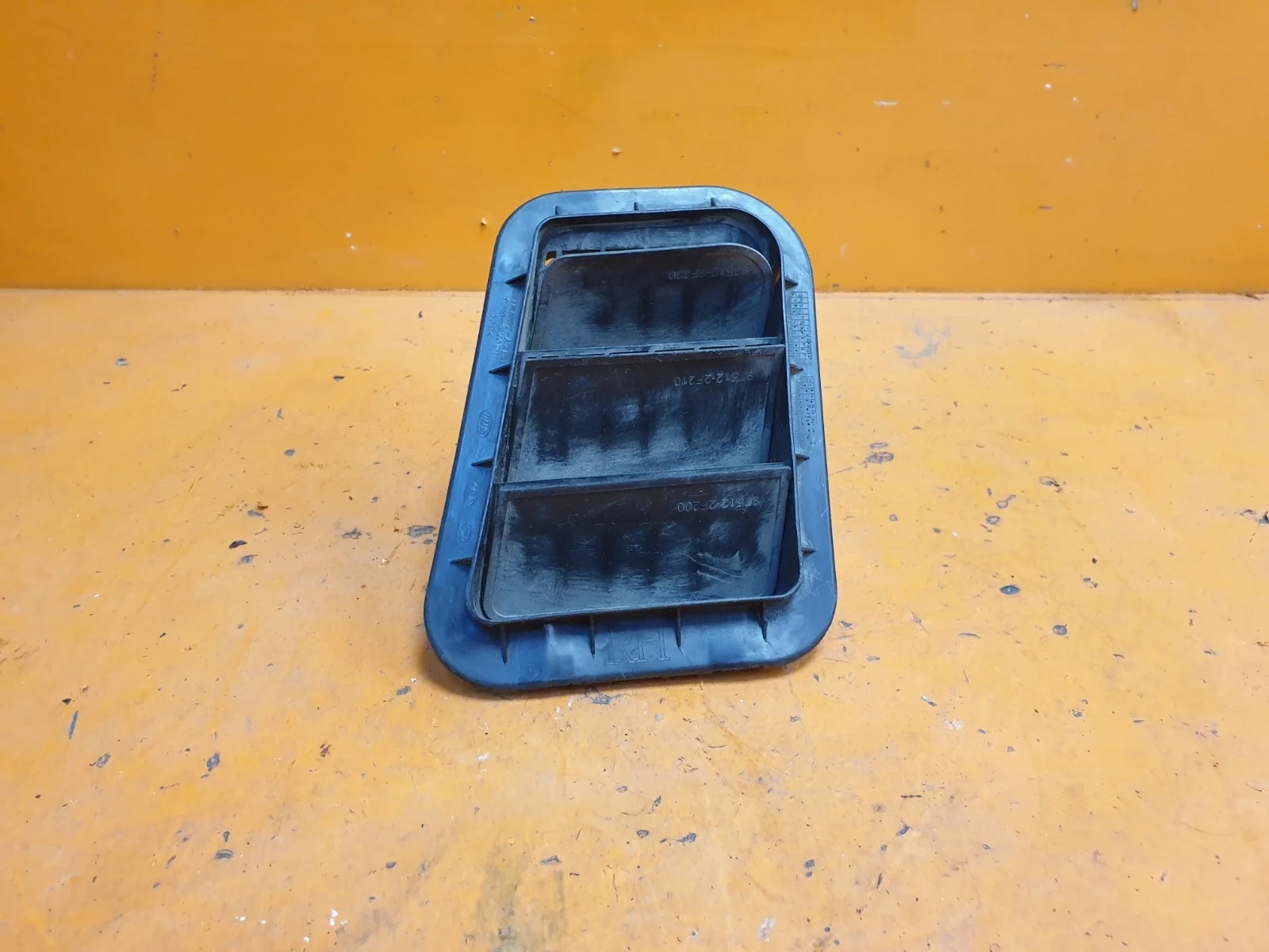 Решетка вентиляционная багажника Kia Rio 2017-нв 4 FB