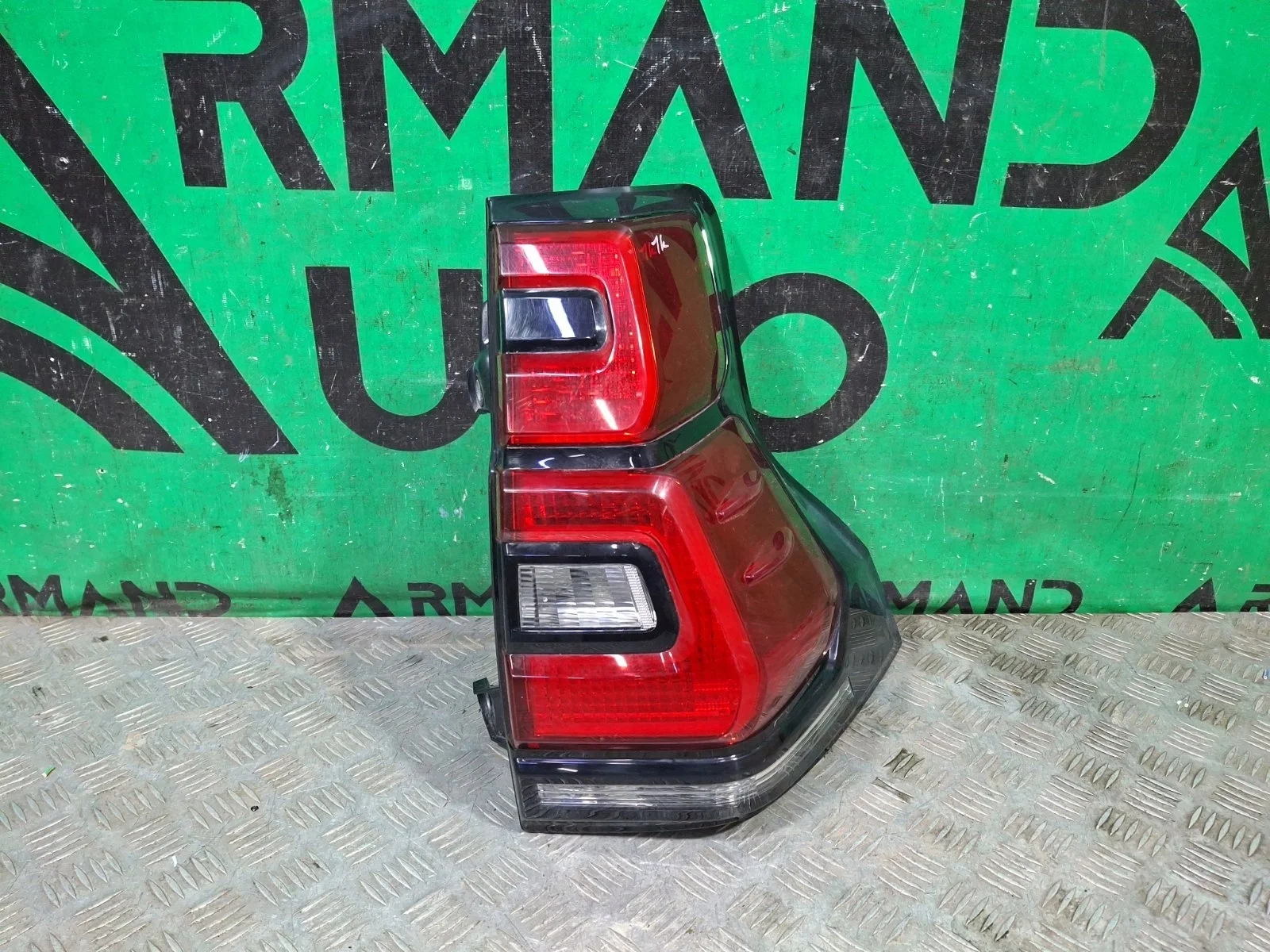 Фонарь Toyota Land Cruiser Prado 2017-нв 150