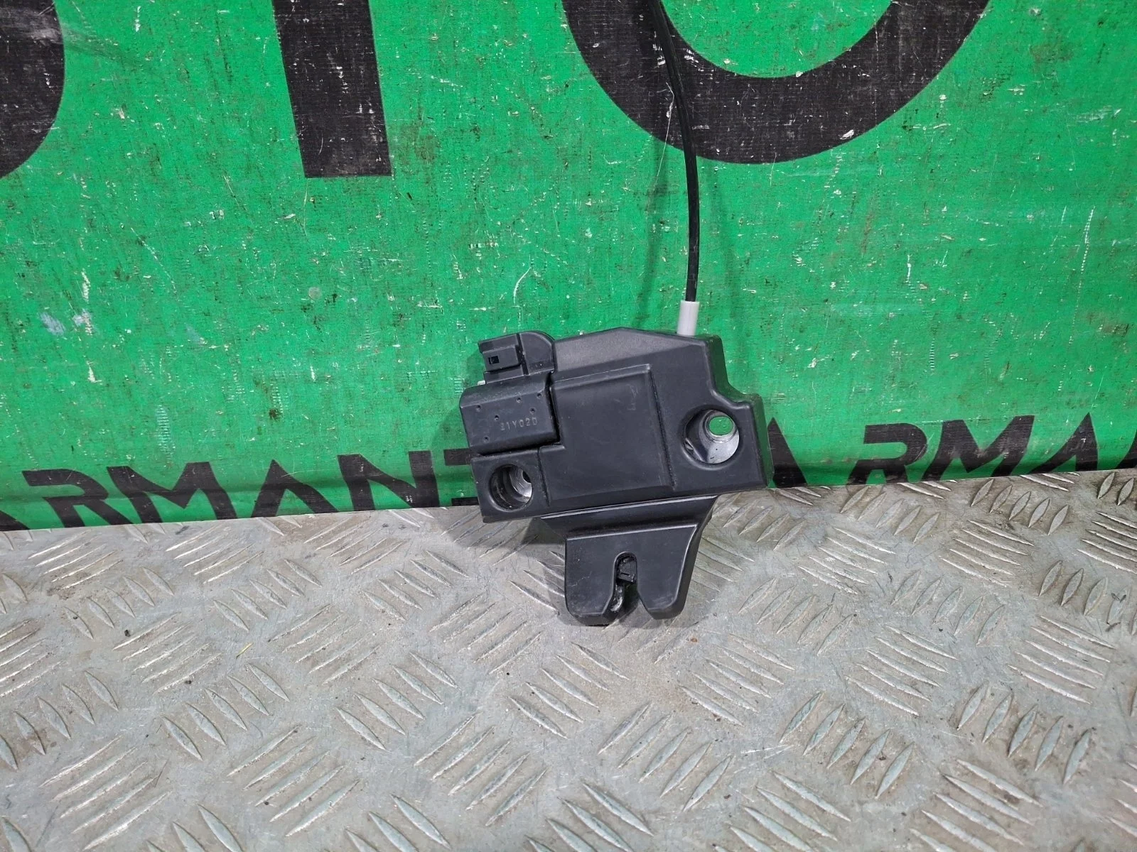 Замок крышки багажника Toyota Camry 2017-нв 8 XV70