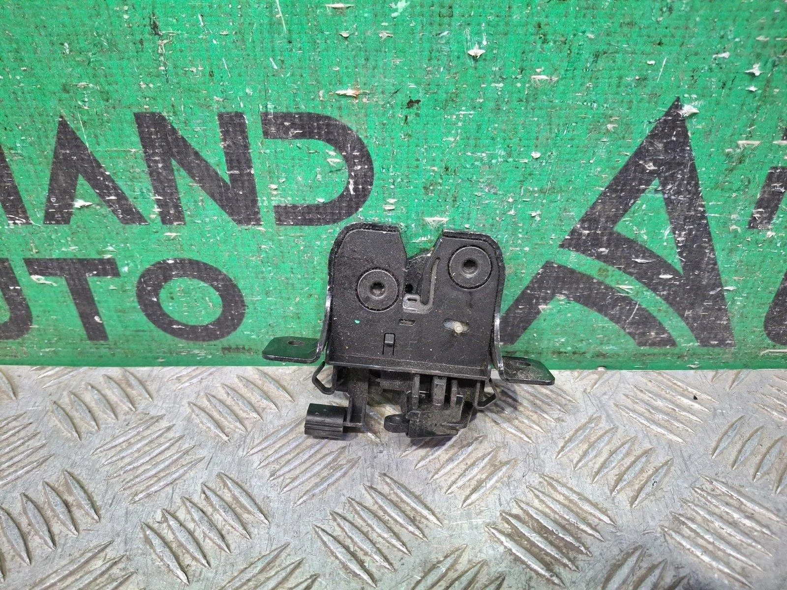 Замок двери багажника Renault Duster 2010-2021