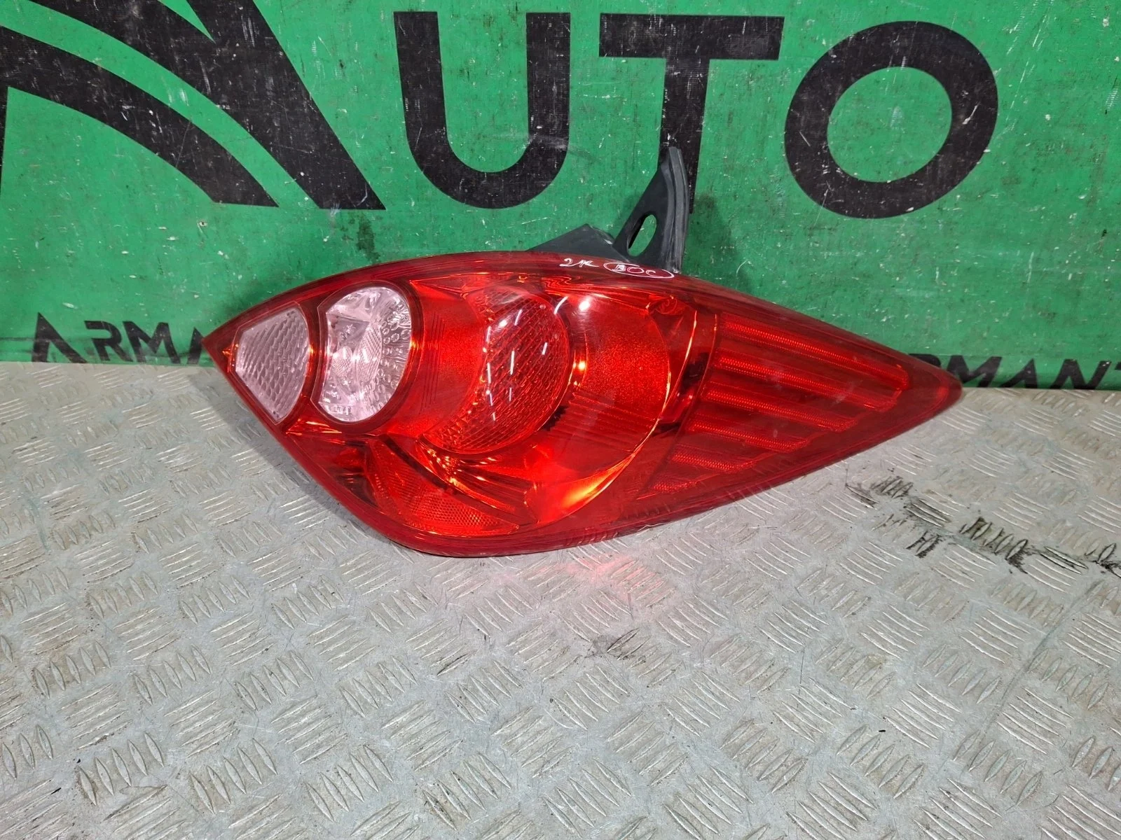 Фонарь Nissan Tiida 2010-2013 C11