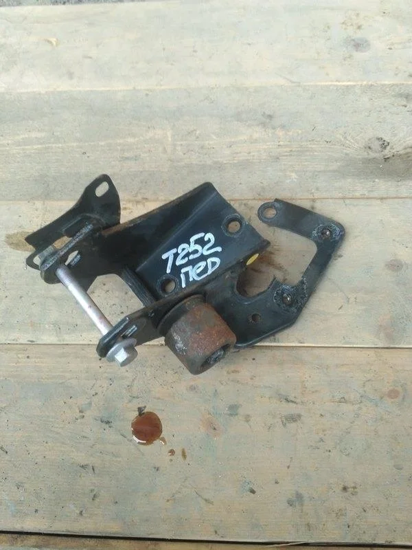 Б.у. кронштейн опоры двигателя TOYOTA AVENSIS AZT250 TOYOTA AVENSIS AZT250 1AZ 2003