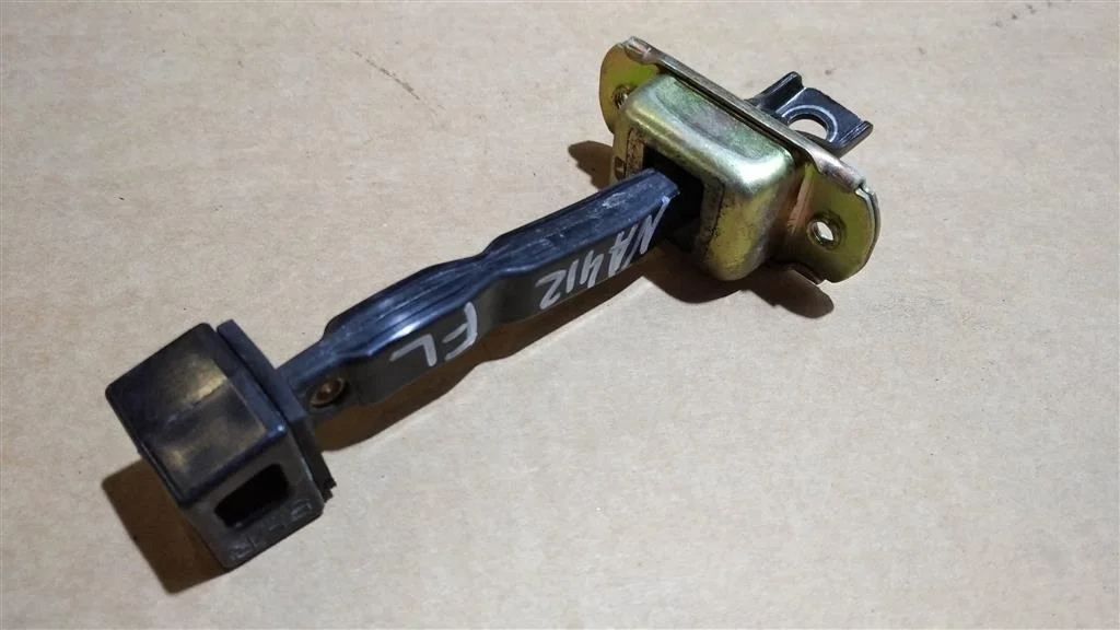 Б.у. ограничитель двери MITSUBISHI GRANDIS NA4W MITSUBISHI GRANDIS NA4W 4G69 2003