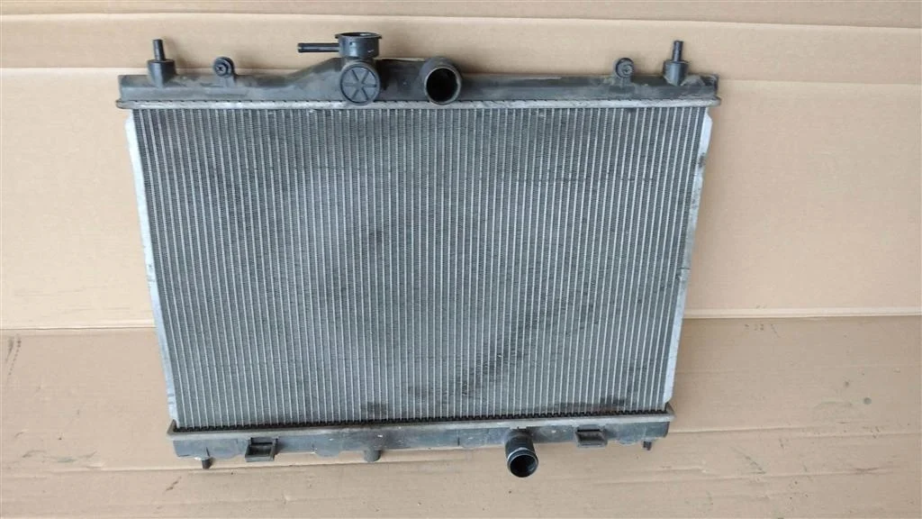 Б.у. радиатор охлаждения NISSAN JUKE F15E NISSAN JUKE F15E HR16 2011