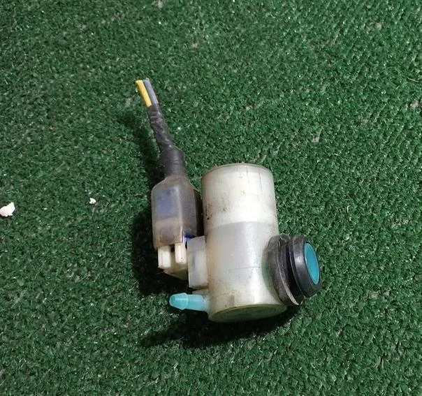 Б.у. насос омывателя SUZUKI SX4 YA11S SUZUKI SX4 YA11S M16A 2008