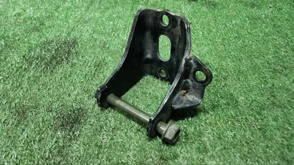 Б.у. кронштейн опоры двигателя TOYOTA COROLLA E120 TOYOTA COROLLA E120 1ZZ 2004