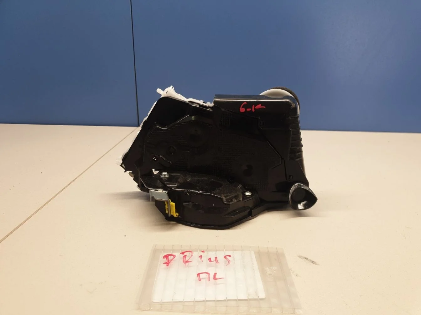 Замок двери передней левой для Toyota Prius W50 2015-