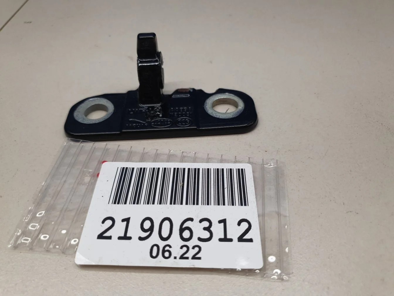 Петля двери задней левой нижняя для Land Rover Discovery 2017-