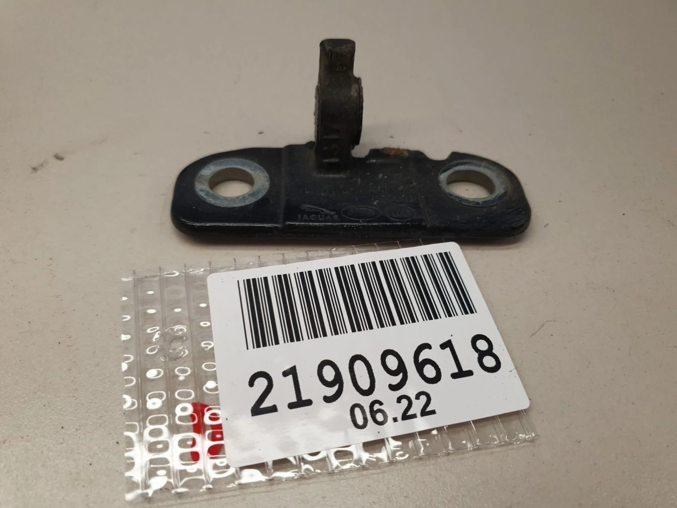 Петля двери передней левой нижняя для Land Rover Discovery 2017-