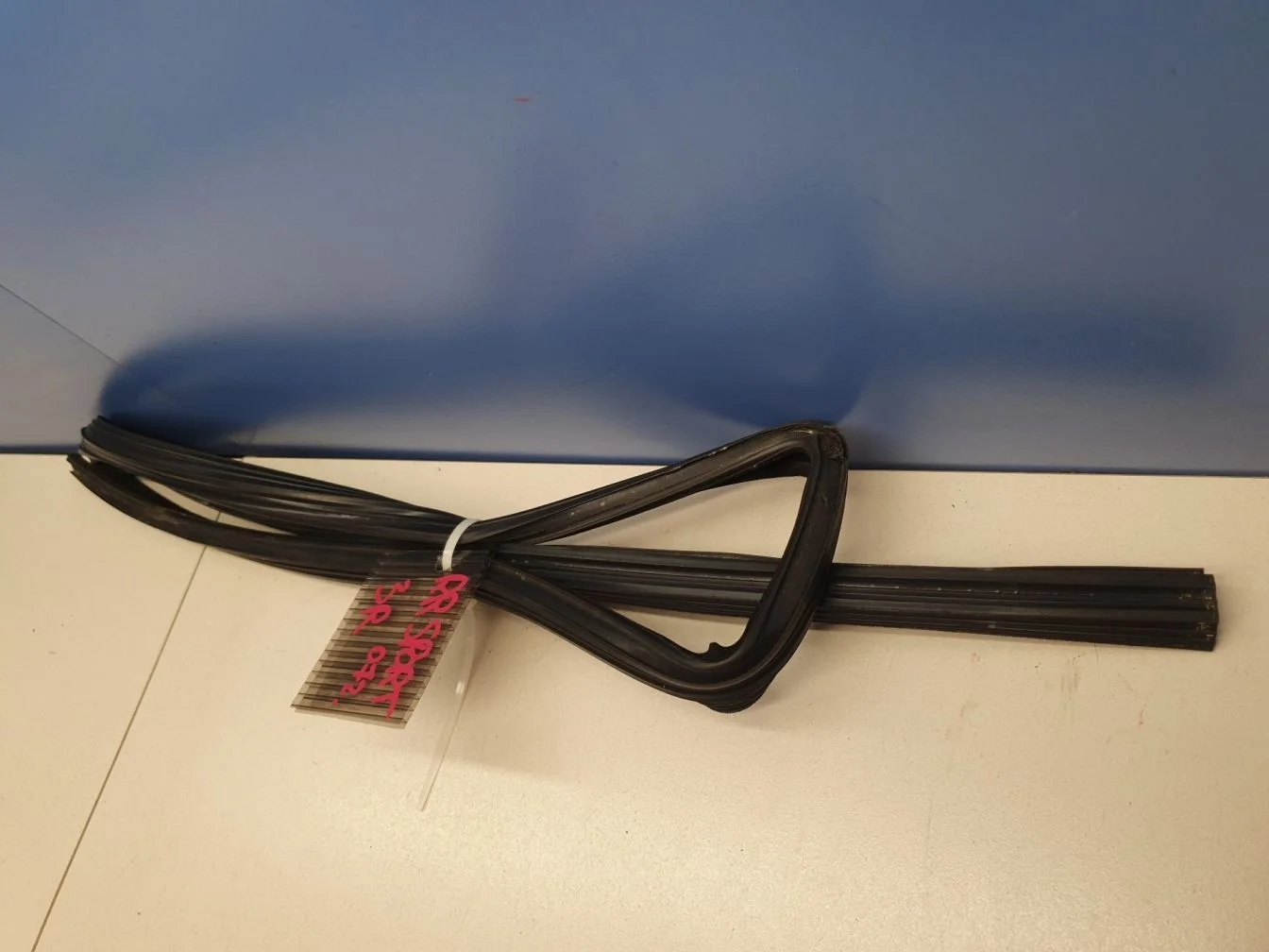 Уплотнитель стекла двери задний правый для Land Rover Range Rover Sport 2005-2012