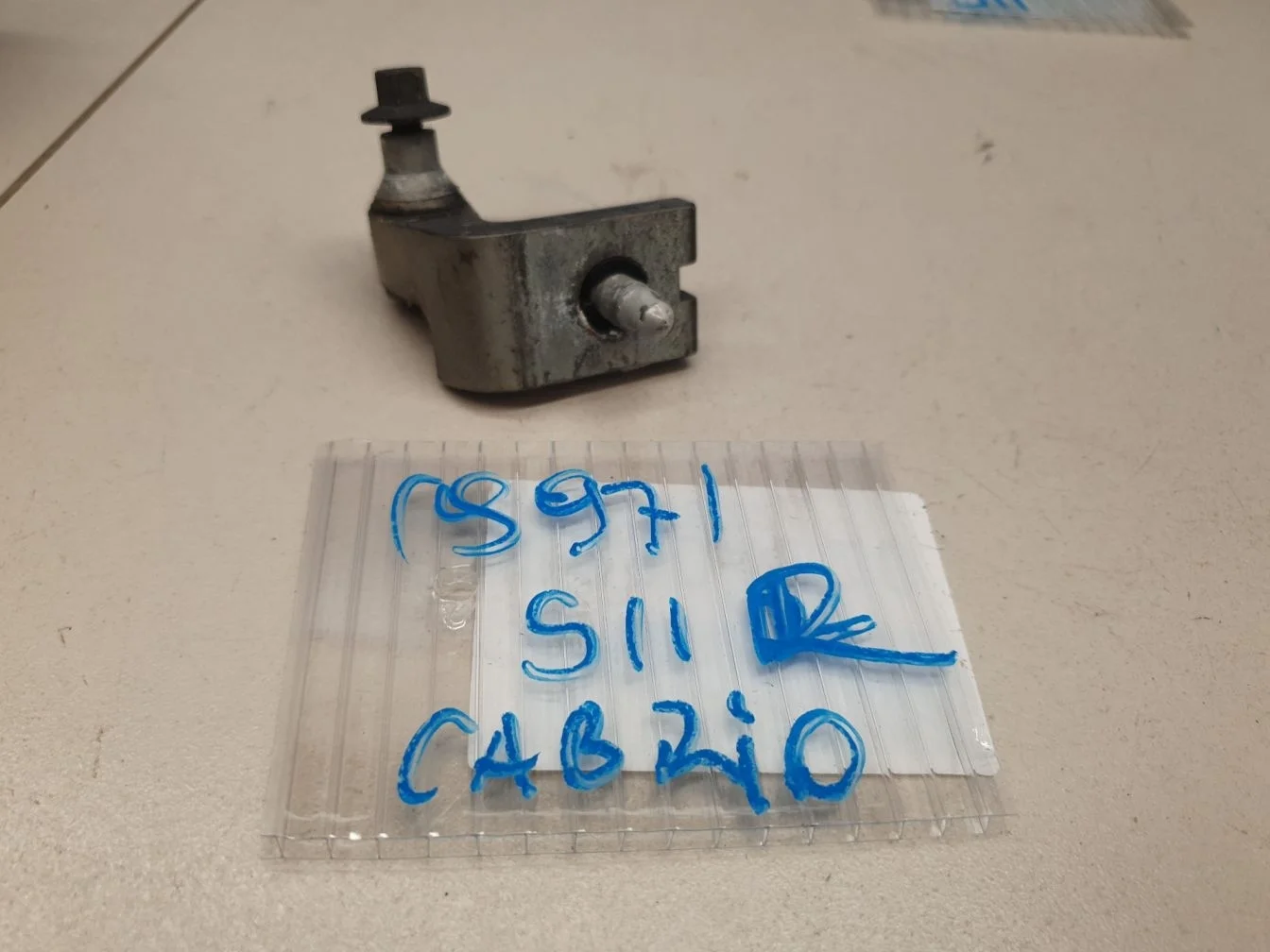 Петля двери передней правой нижняя для Porsche 911 997 2004-2012