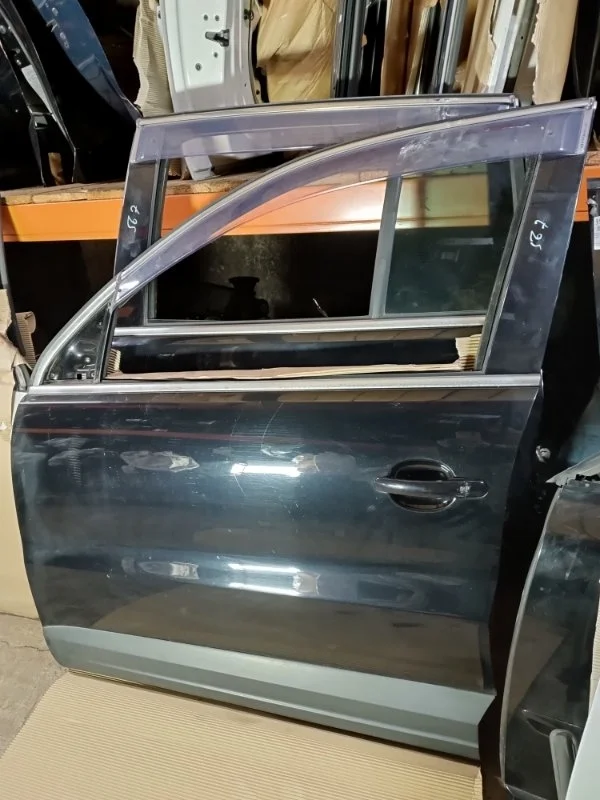 Дверь Volkswagen Tiguan 2009 5N1