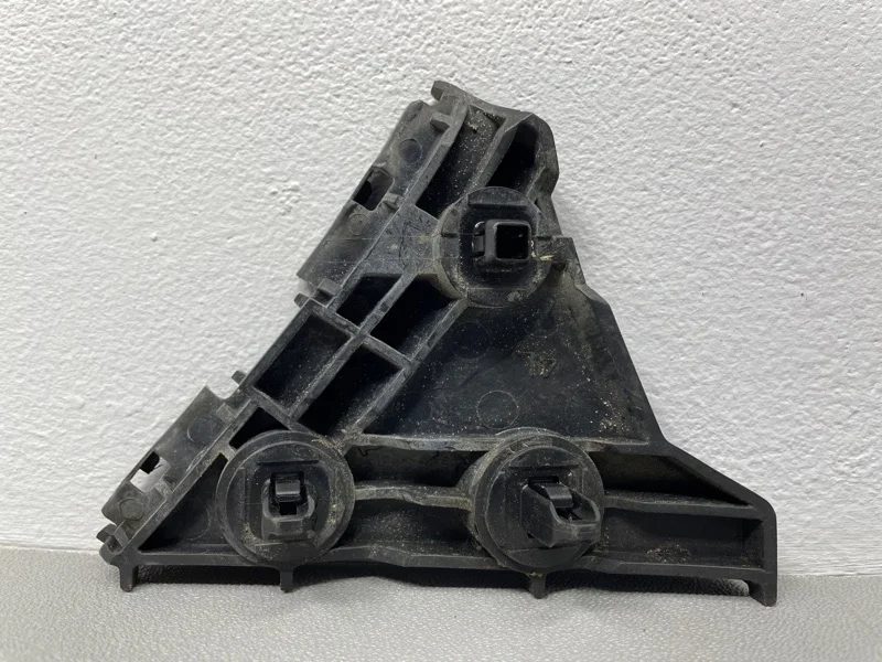 Крепление бампера Toyota Camry V40