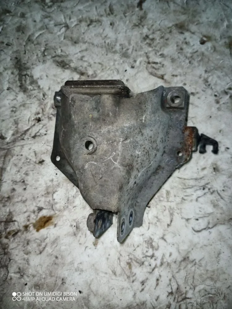 Кронштейн опоры двигателя Audi Q5 I рестайлинг (2012—2017)