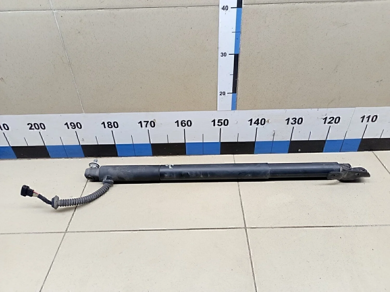 Амортизатор двери багажника 5-serie GT F07 2009-2016