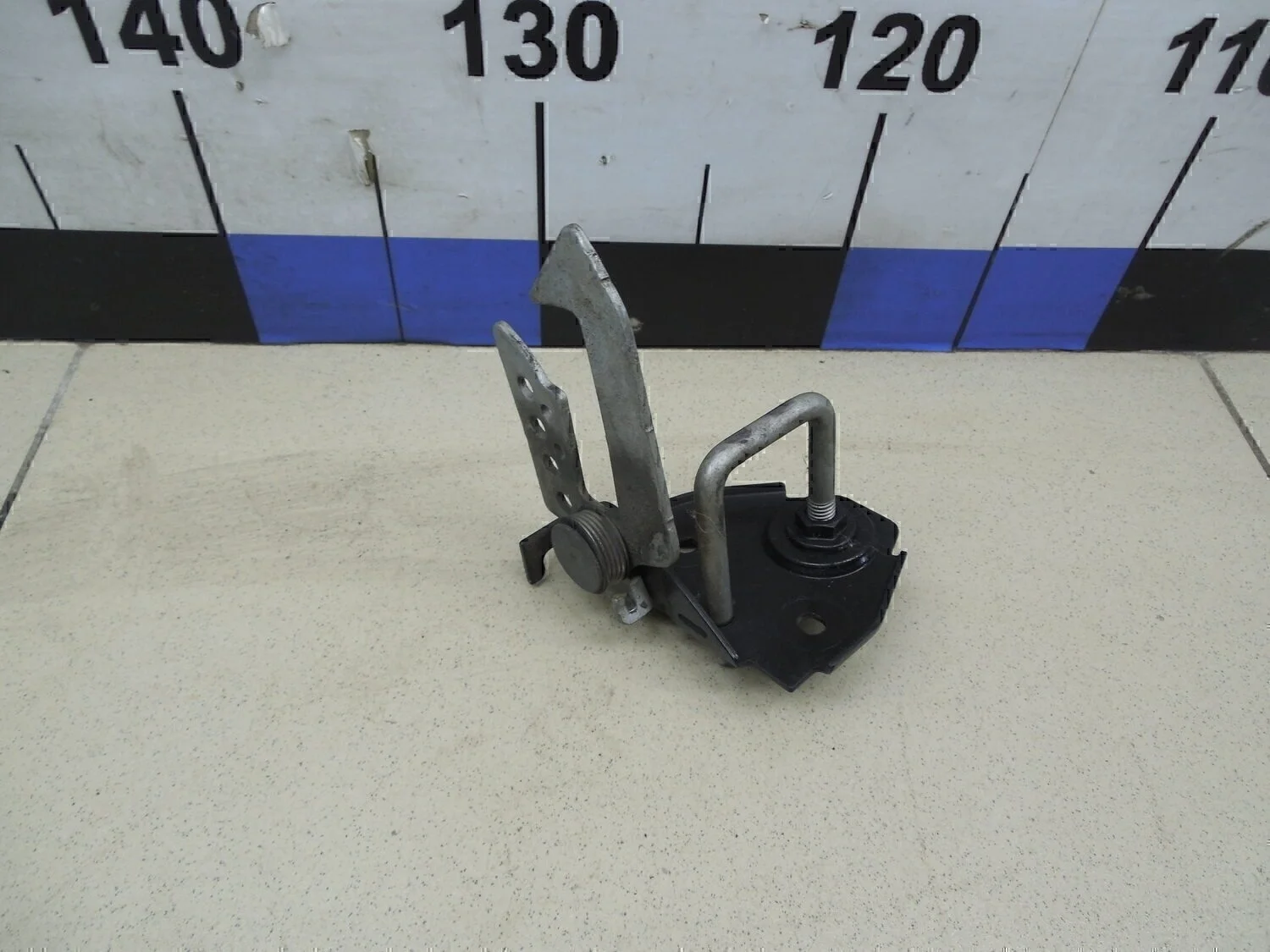 Крючок капота 5-серия F10/F11 2009>