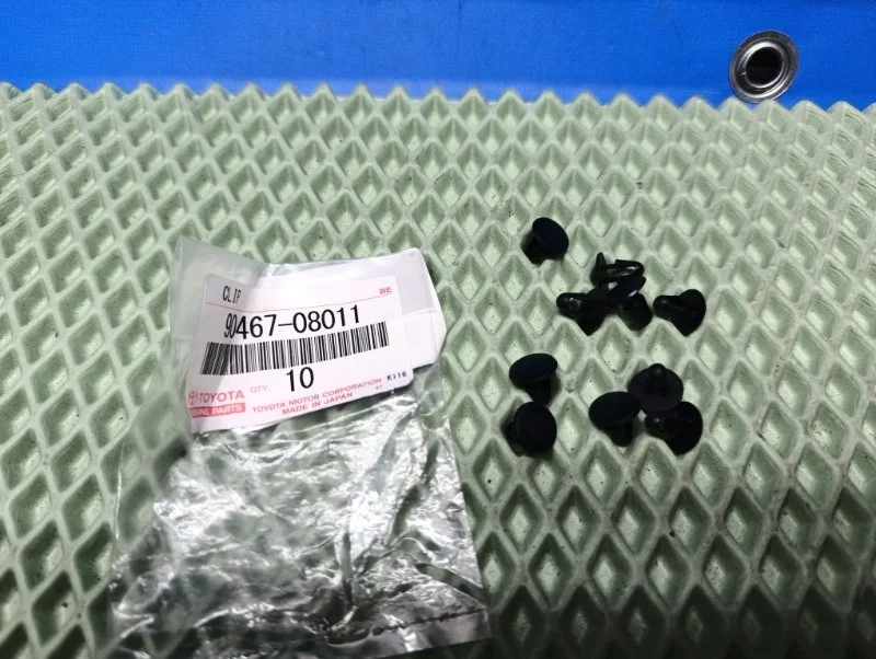 Клипса кузова Toyota Camry 9046708011