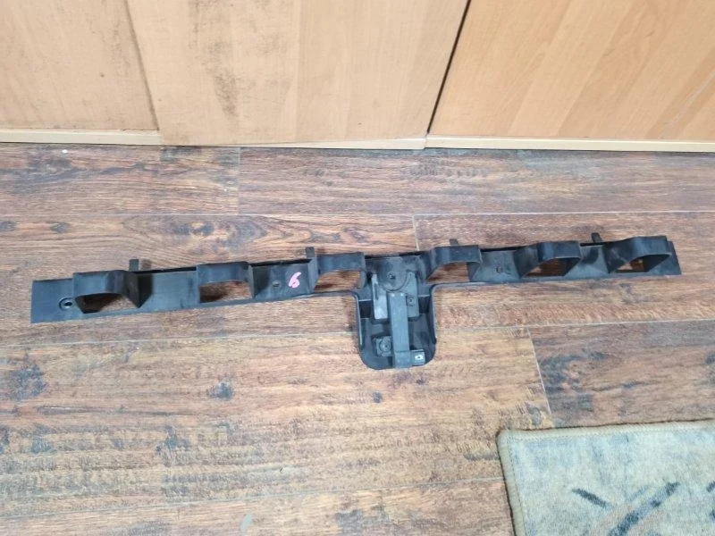 Кронштейн заднего бампера центральный Ford Focus 3 2014