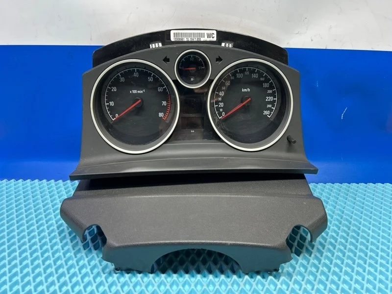 Щиток приборов Opel Zafira B 2012 13308961 1.8 Z18XER
