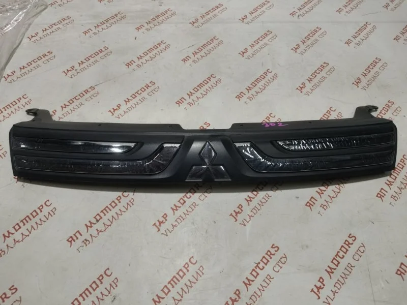 Решетка радиатора Mitsubishi Outlander GF8 4J12