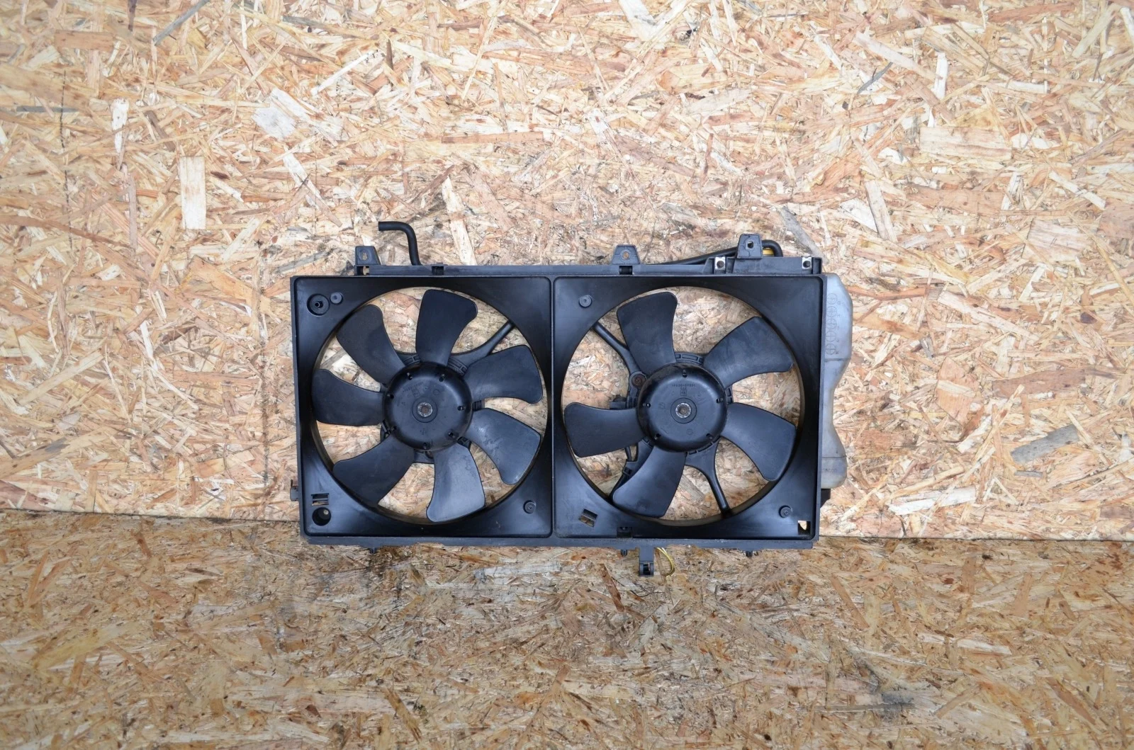 Диффузор с вентилятором Subaru Forester 2002-2007 45122SA000 S11 2.5L