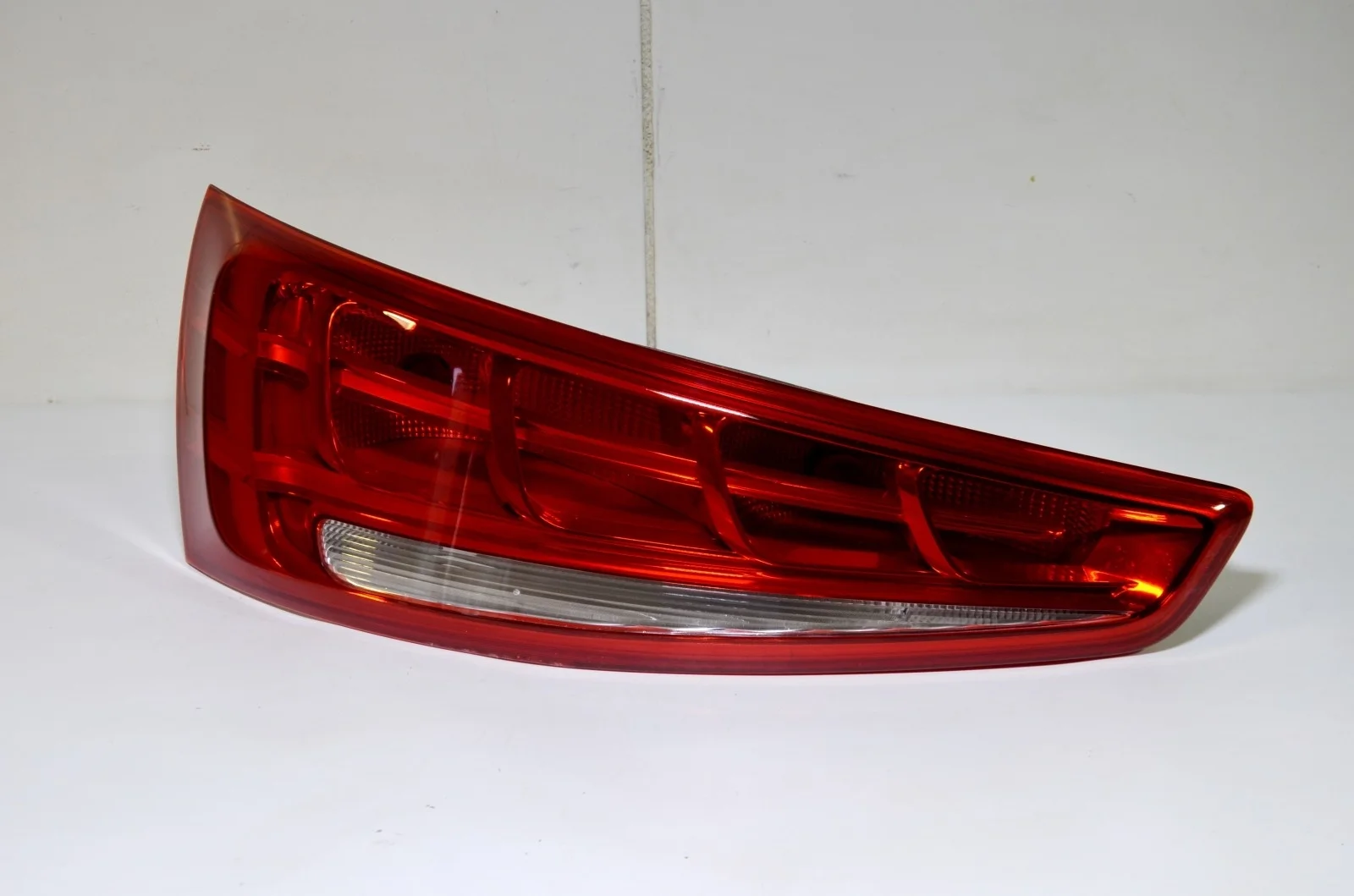 Фонарь AUDI Q3 2011+ 8U0945093 8U, левый