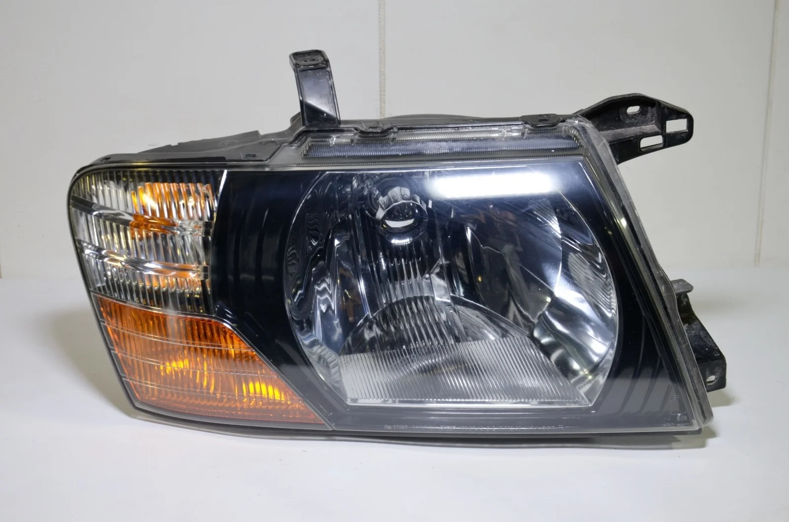 Фара MITSUBISHI MONTERO 2000+ MR548040 V60, правая