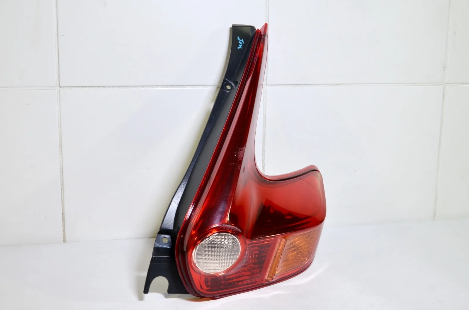 Фонарь NISSAN JUKE 2010+ 265501KA0A F15, правый