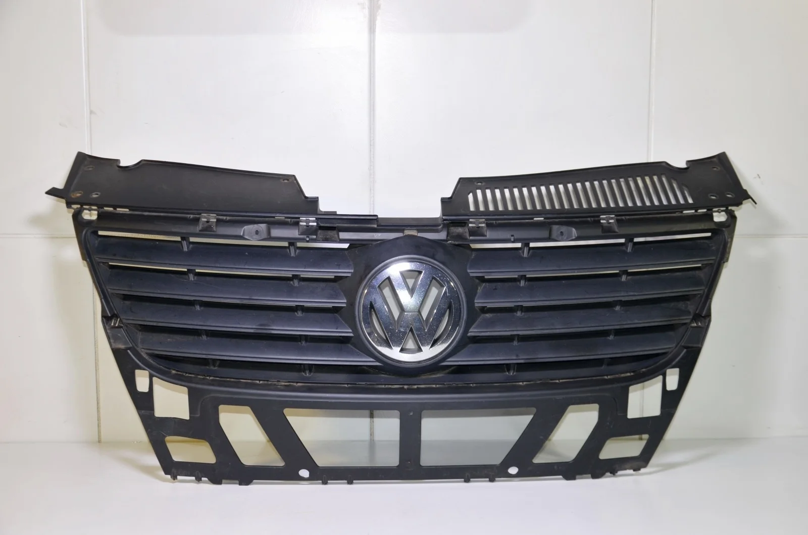 Решетка радиатора VOLKSWAGEN PASSAT 2005+ 3C0853651A B6