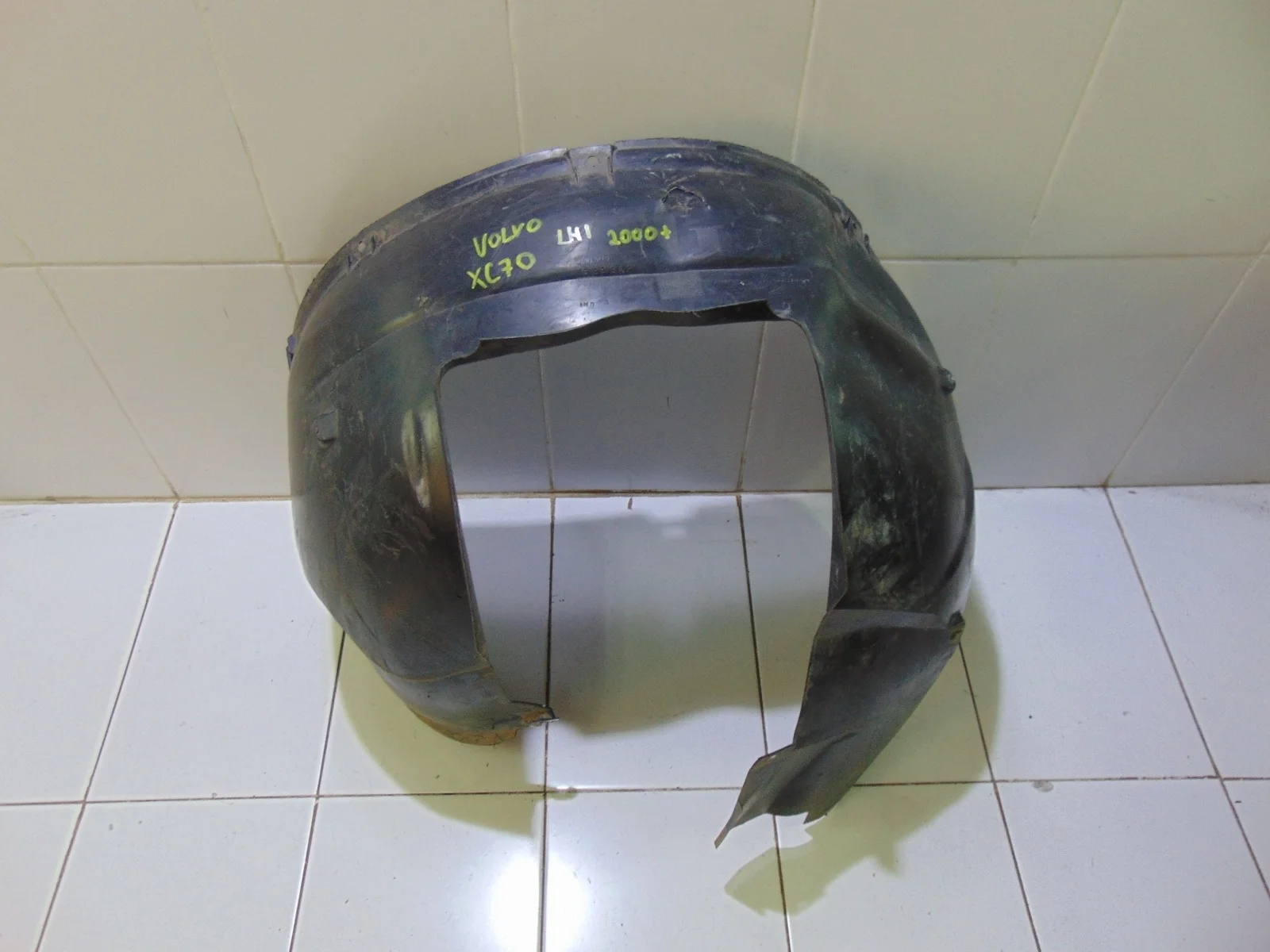 Подкрылок VOLVO XC70 2001-2007 8622542 SZ58, передний левый