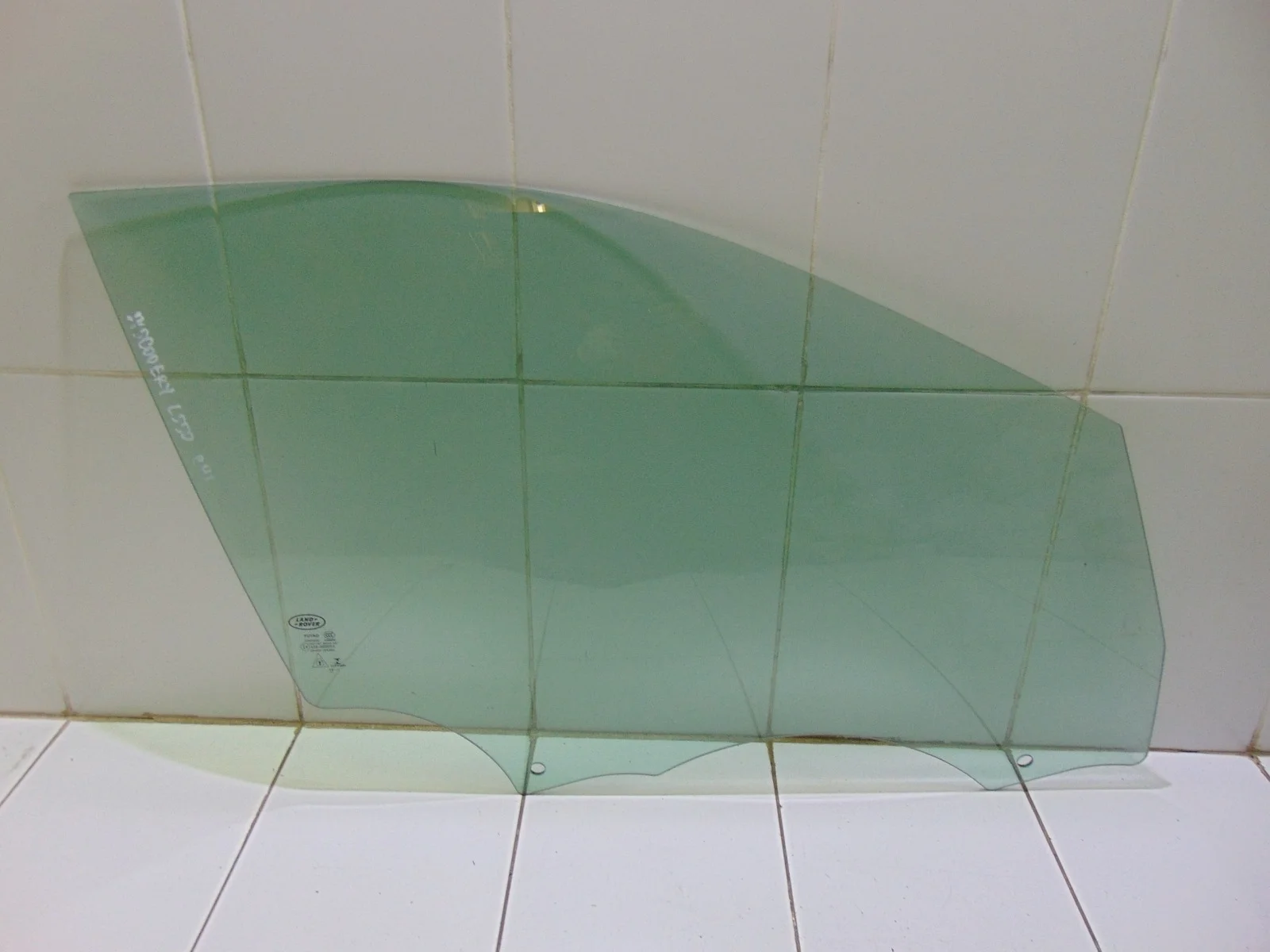 Стекло двери LAND ROVER DISCOVERY SPORT 2015+ LR080134 L550, переднее правое