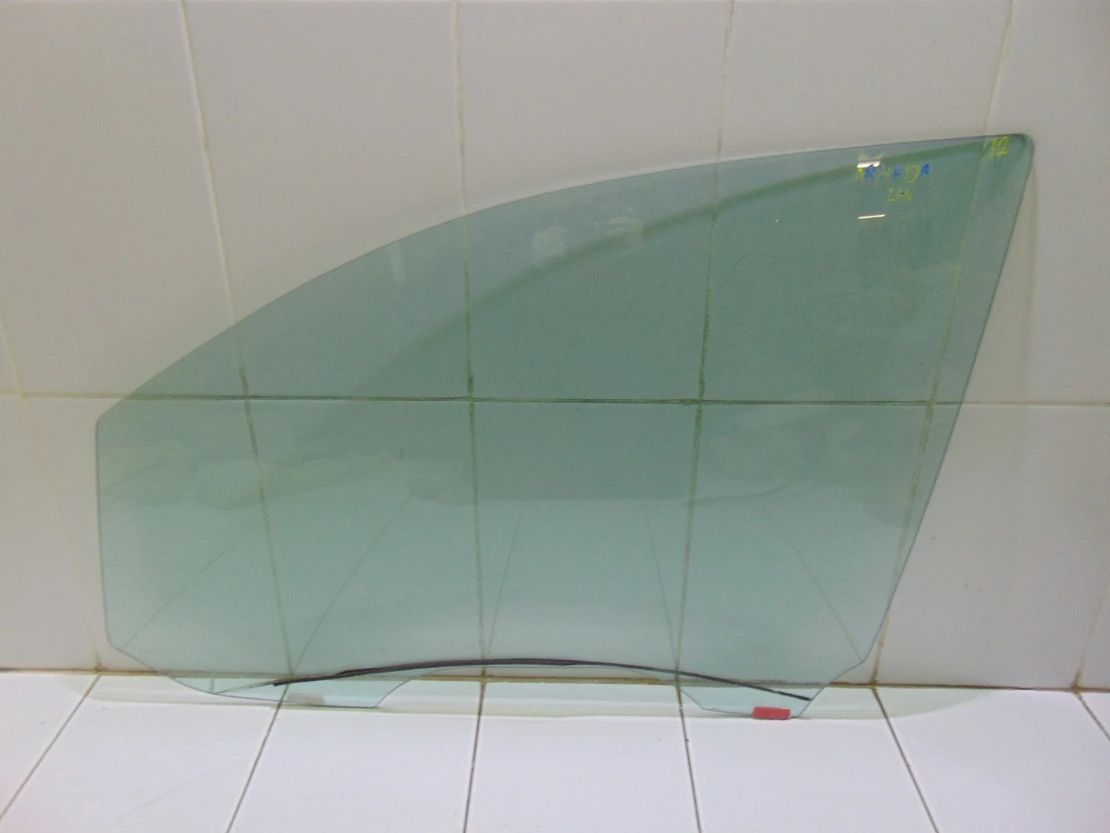 Стекло двери NISSAN ARMADA 2004-2016 803017S000, переднее левое