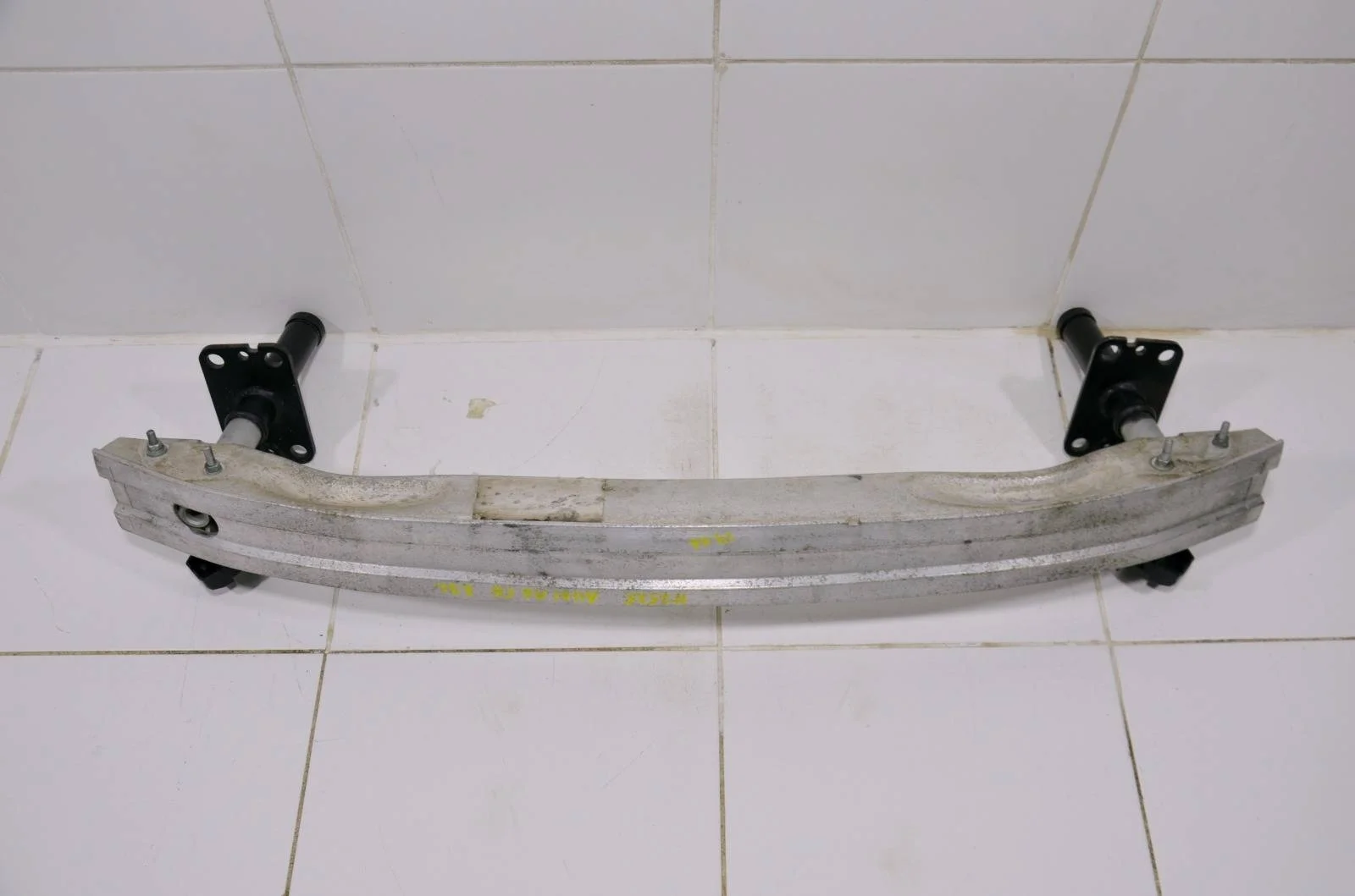 Усилитель бампера AUDI A6 2004-2011 4F0807111A C6 3.2 AUK/BKH, передний