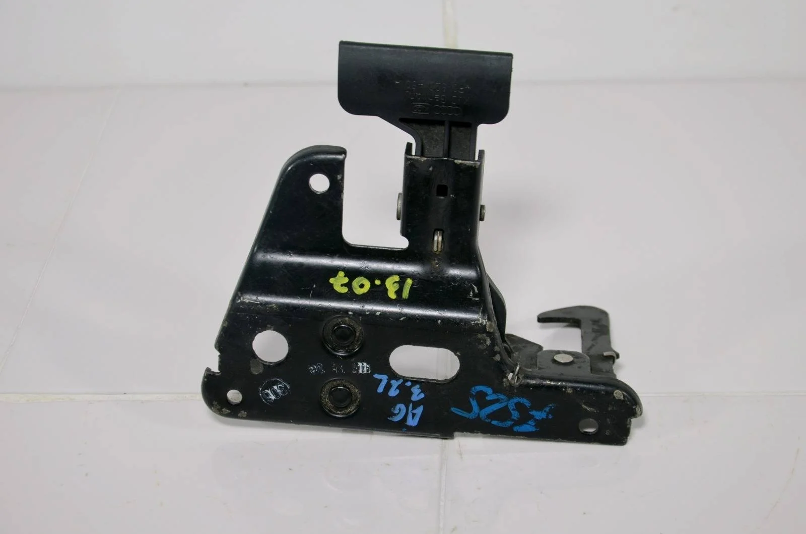 Крюк замка капота AUDI A6 2004-2011 4F0823480B C6