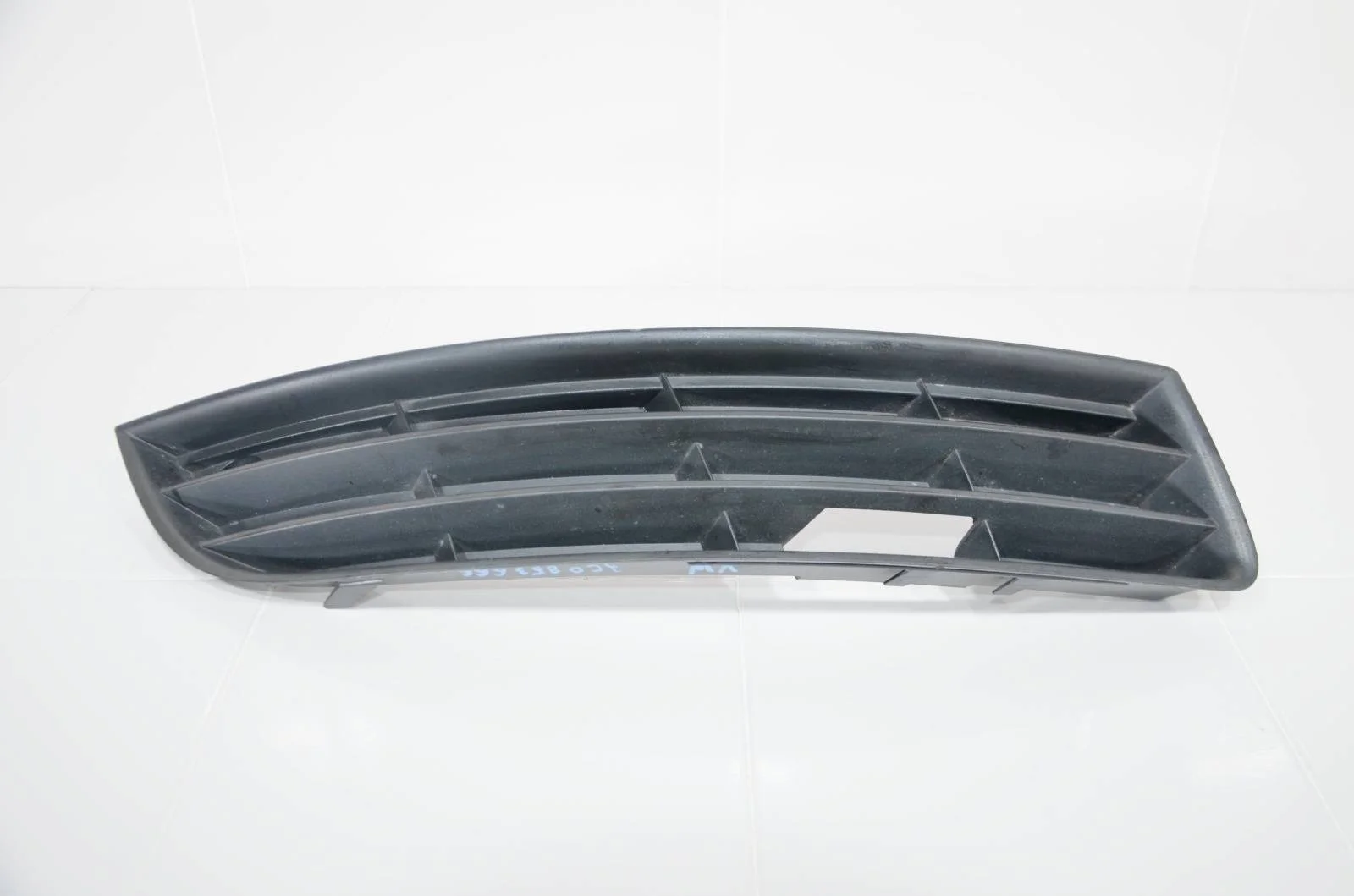 Решетка бампера VOLKSWAGEN PASSAT 2005+ 3C0853666 B6, правая