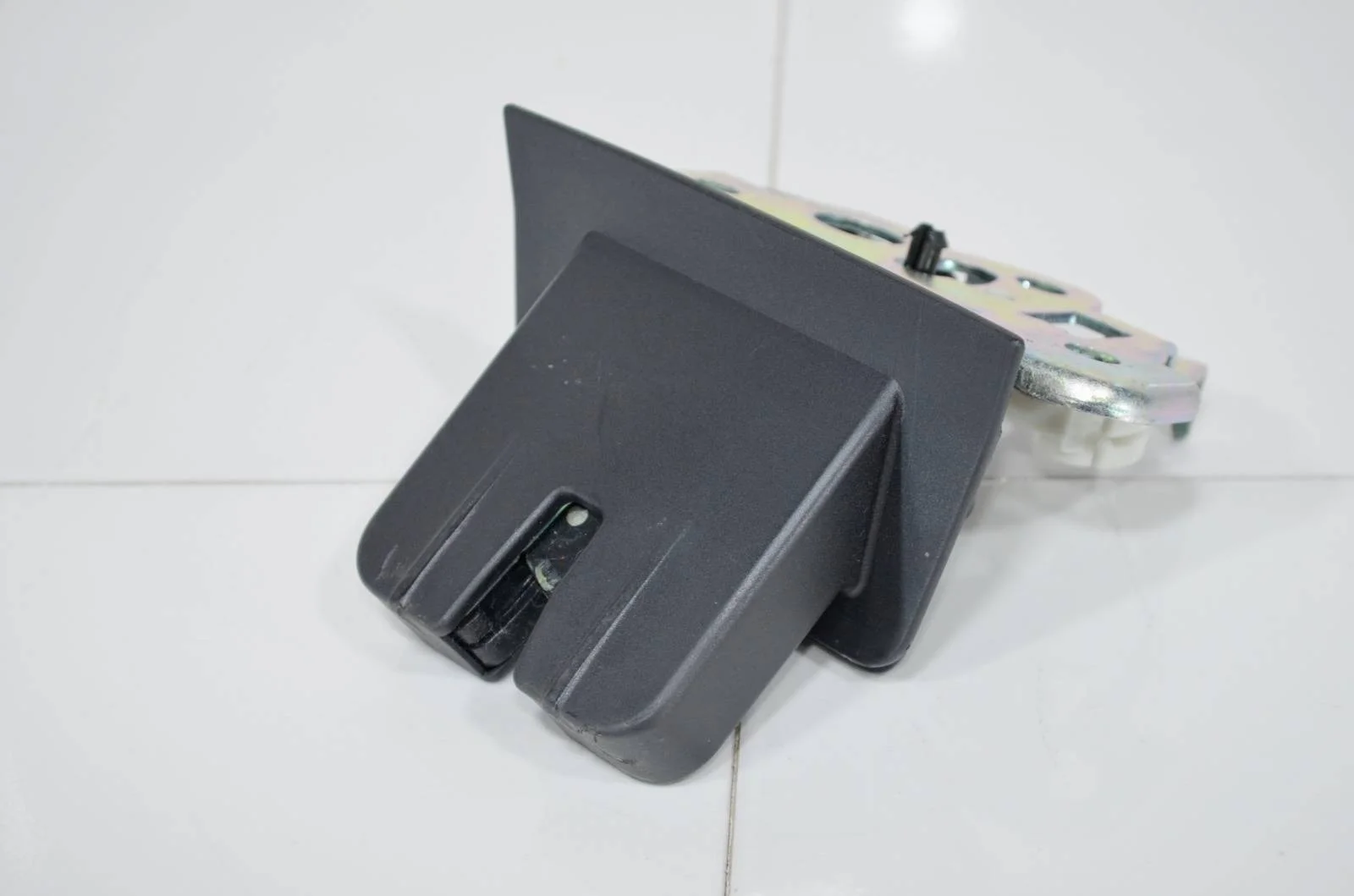 Замок двери багажника AUDI A3 2017+ 8R0827505A 8V