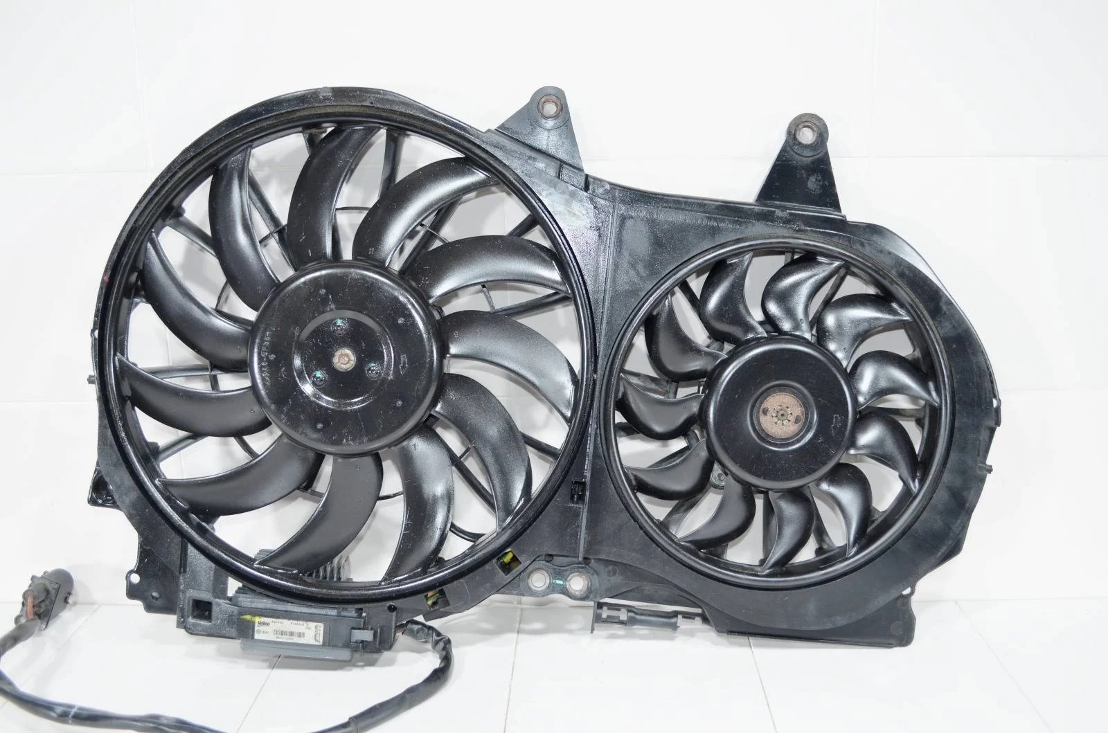 Диффузор в сборе AUDI A4 2005-2007 8E0121205AK B7 2.0 BWT