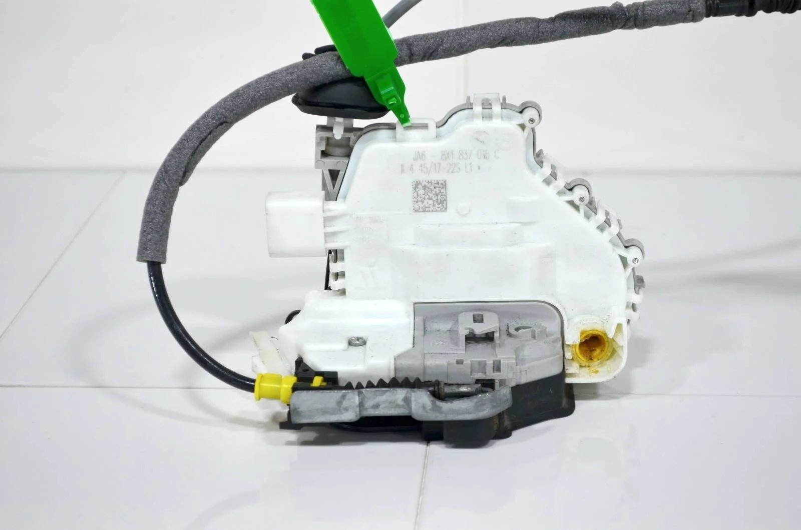 Замок двери AUDI A4 2015+ 8X1837015C B9, передний левый