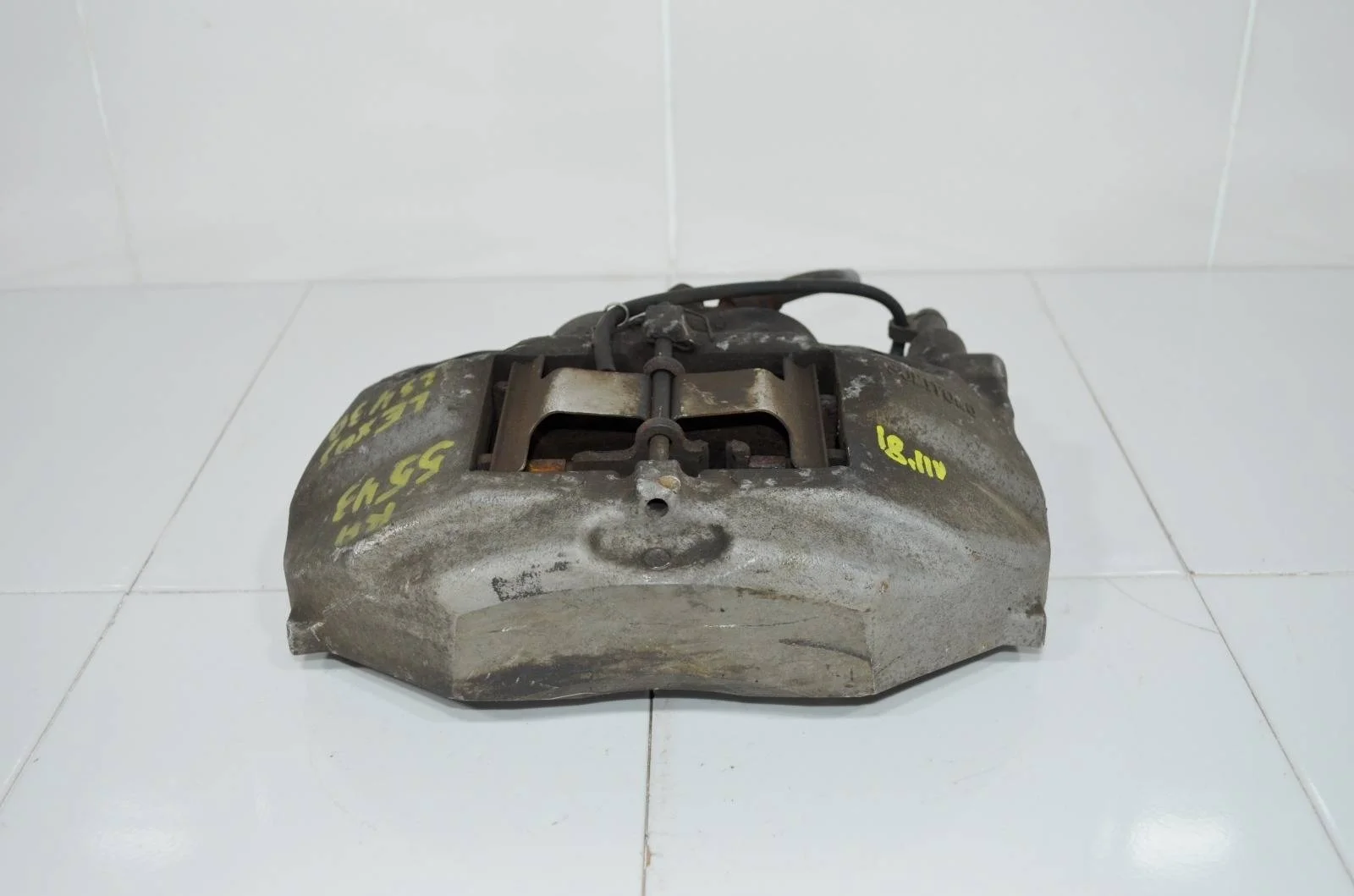 Суппорт тормозной LEXUS LS430 2000-2006 4773050151 UCF30, передний правый